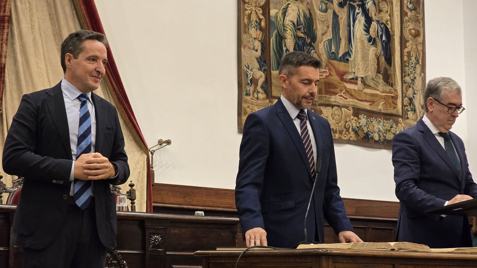 El rector de la Universidad de Salamanca preside el acto de toma de posesión de nuevos cargos académicos y del personal docente e investigador