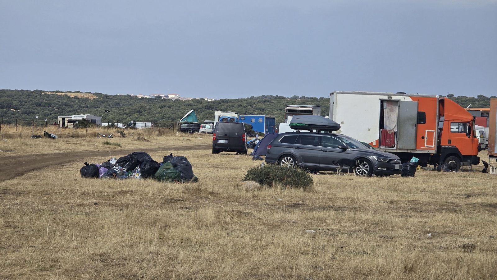 Últimas personas en abandonar la rave junto al embalse de Santa Teresa