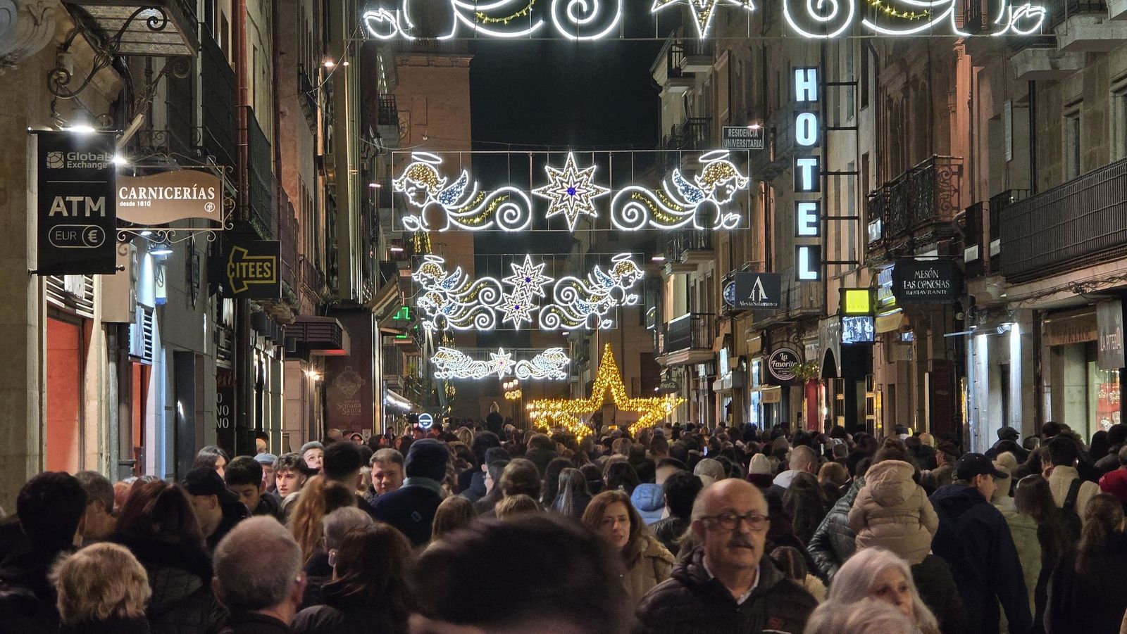 La Plaza Mayor de Salamanca se ilumina con “El Astronauta y la Estrella”: arranca la Navidad