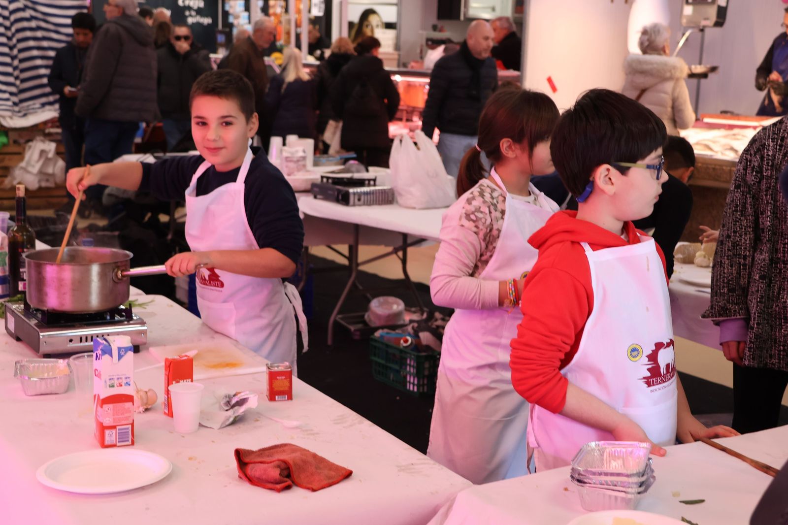 GALERÍA | Los niños descubren la gastronomía local mientras se divierten cocinando