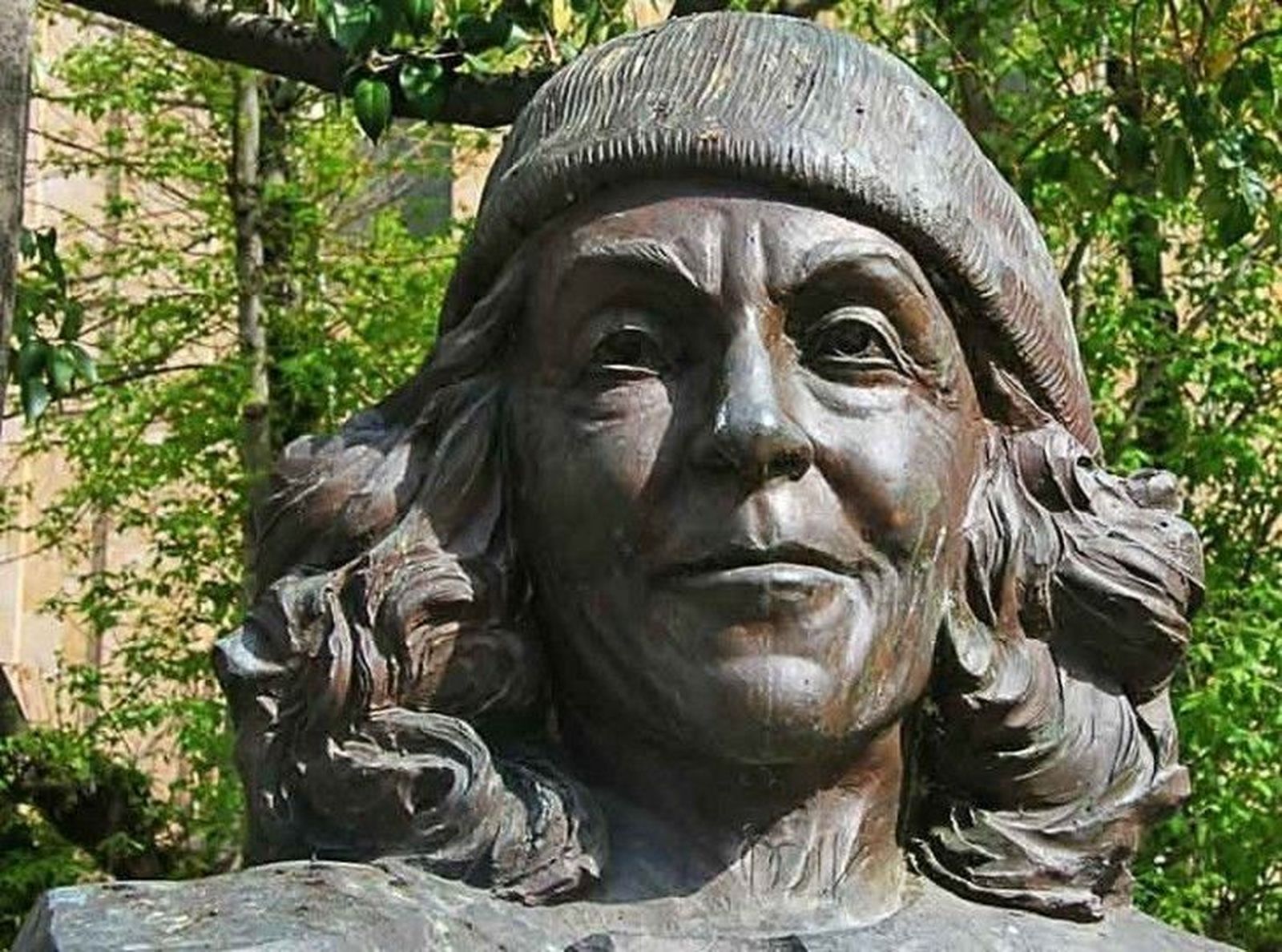 Estatua en honor a Carmen Martín Gaite