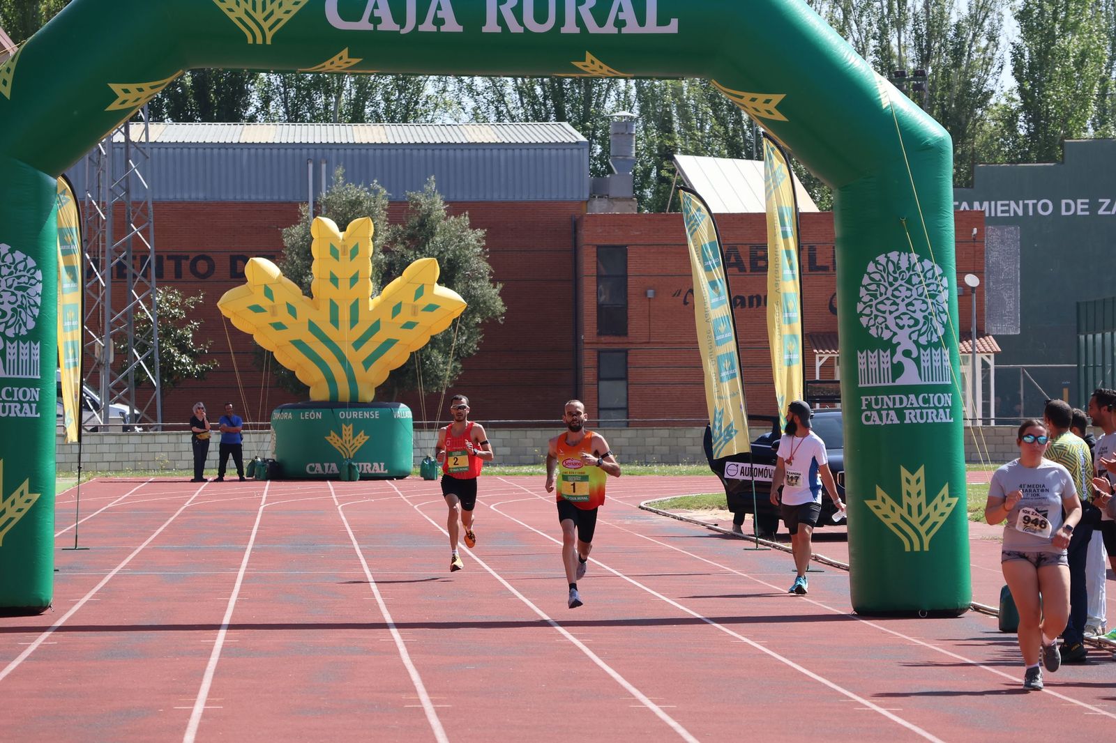 GALERÍA | Revive en imágenes la llegada a meta de los atletas en la Media Maratón de Zamora