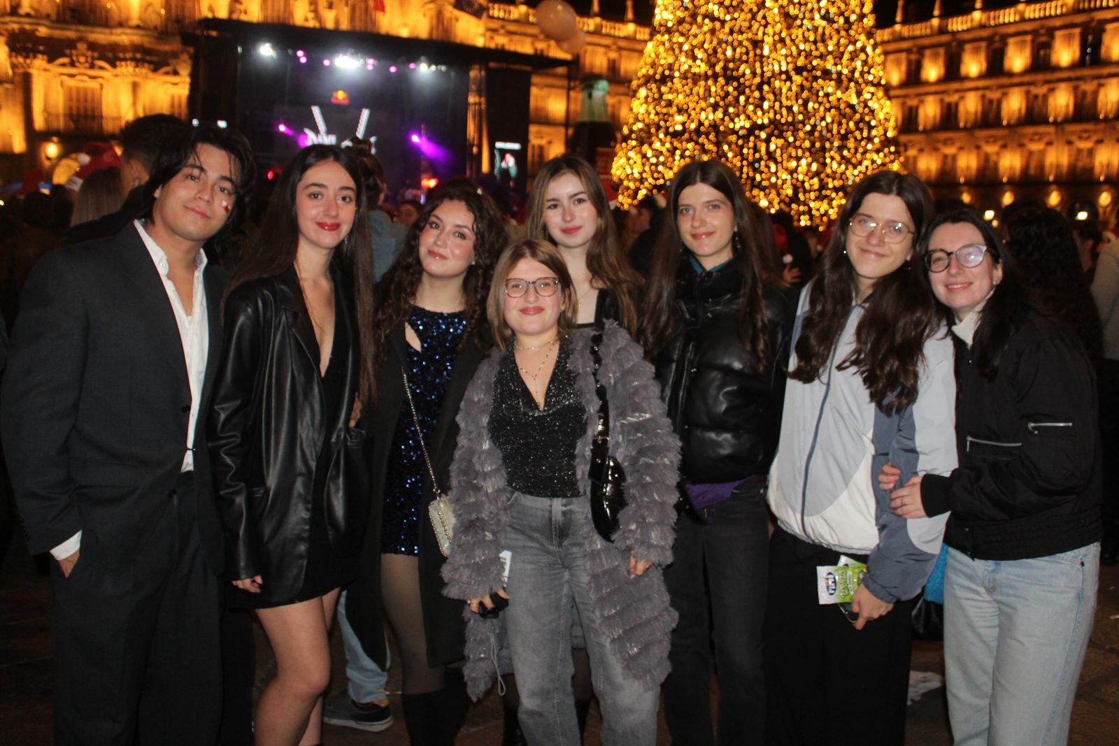 Miles de personas disfrutan de las campanadas y la fiesta del Fin de Año Universitario