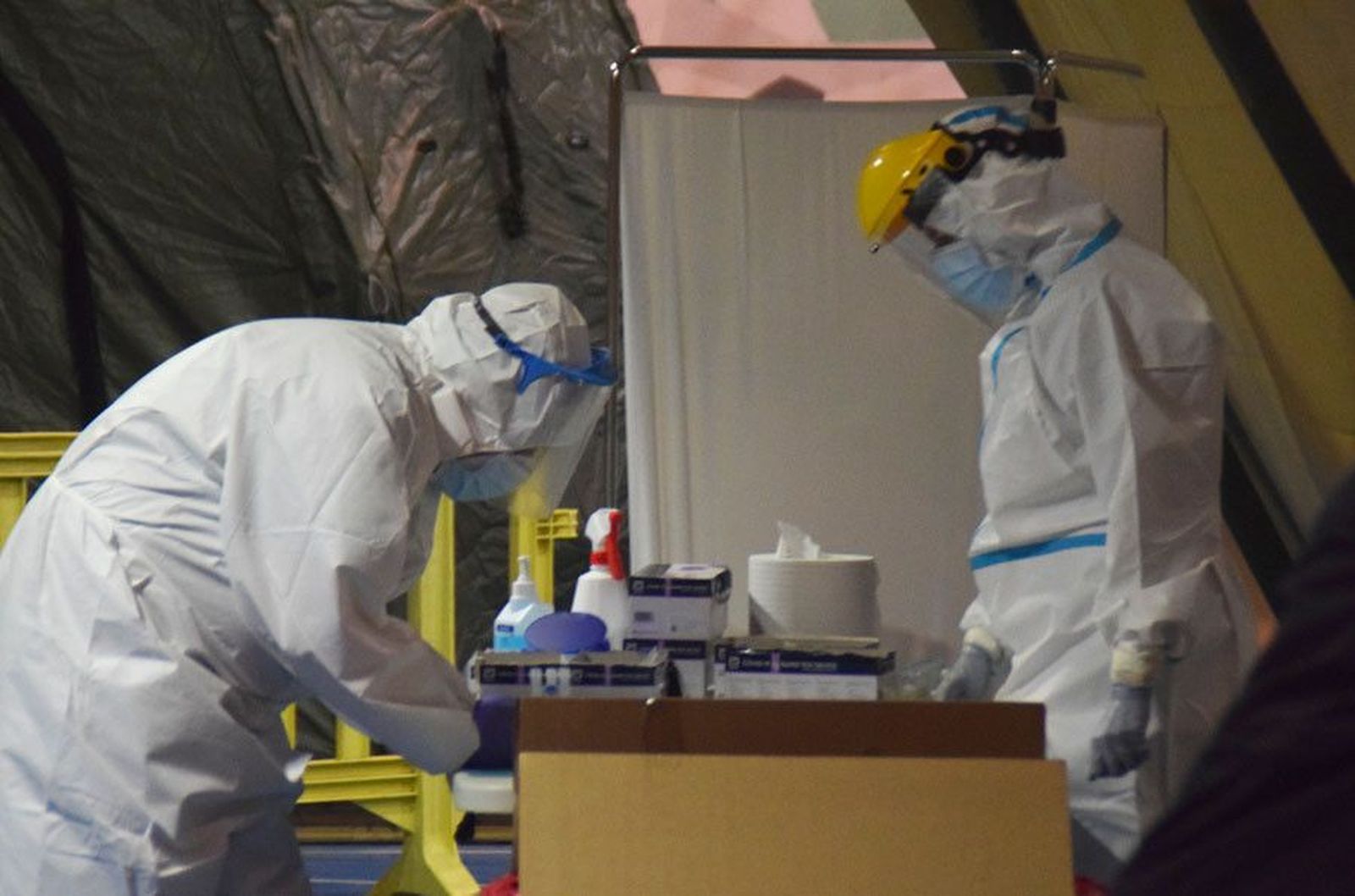 Los profesionales sanitarios durante un cribado en Zamora