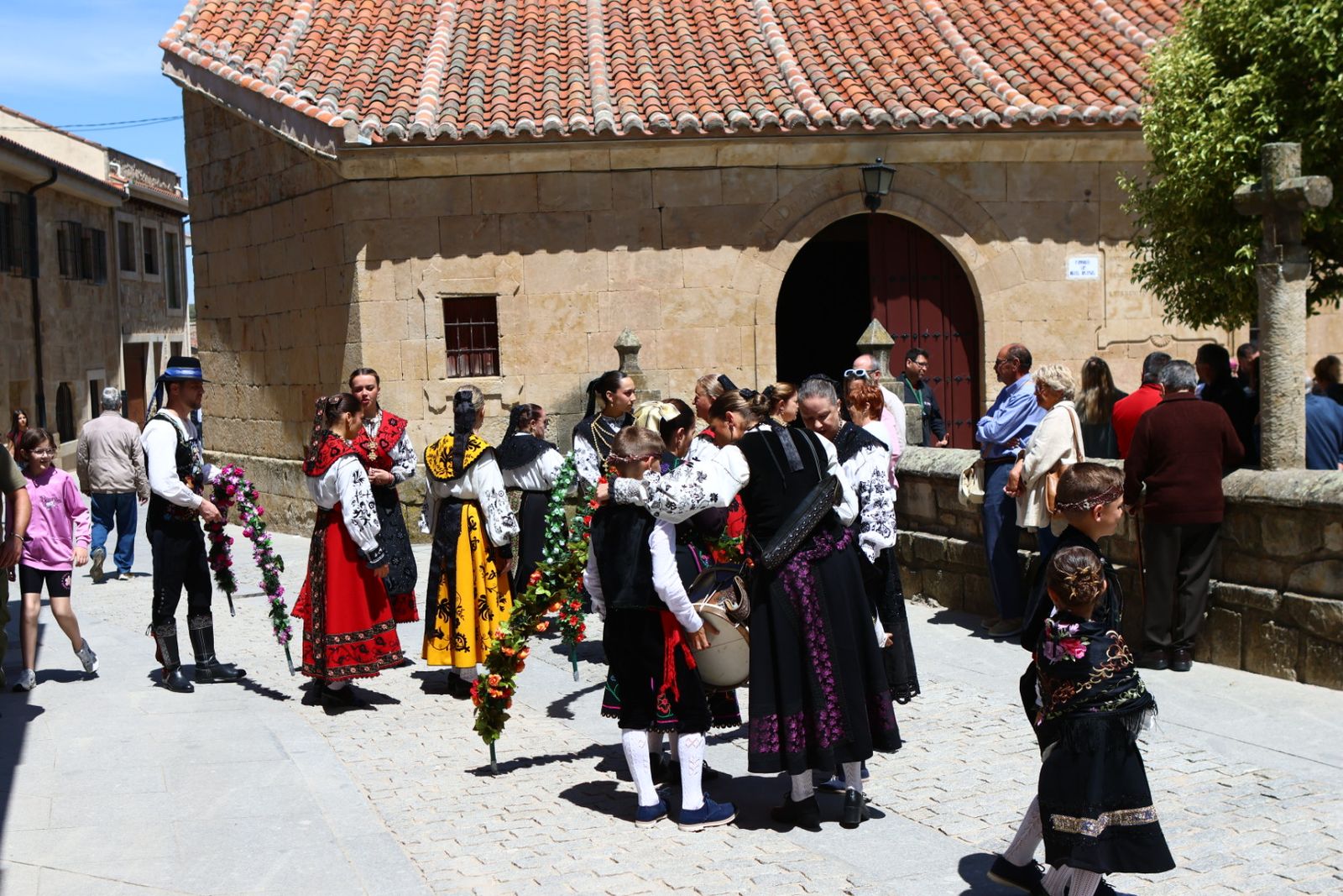 La devoción llena Villamayor en la salida procesional de Nuestra Señora de los Remedios