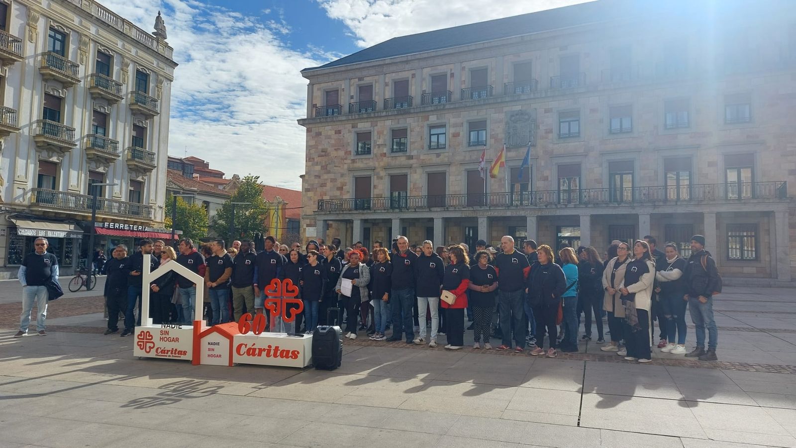 Personas sin hogar leen un manifiesto en la Plaza de la Constitución.