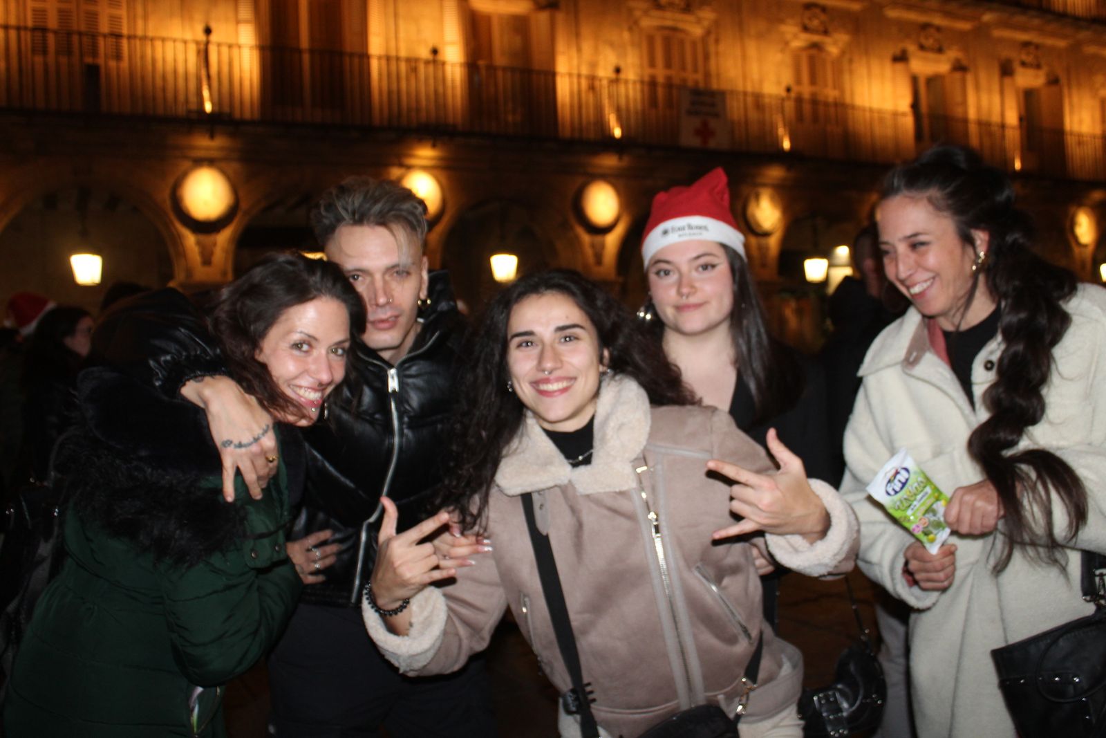 Miles de personas disfrutan de las campanadas y la fiesta del Fin de Año Universitario