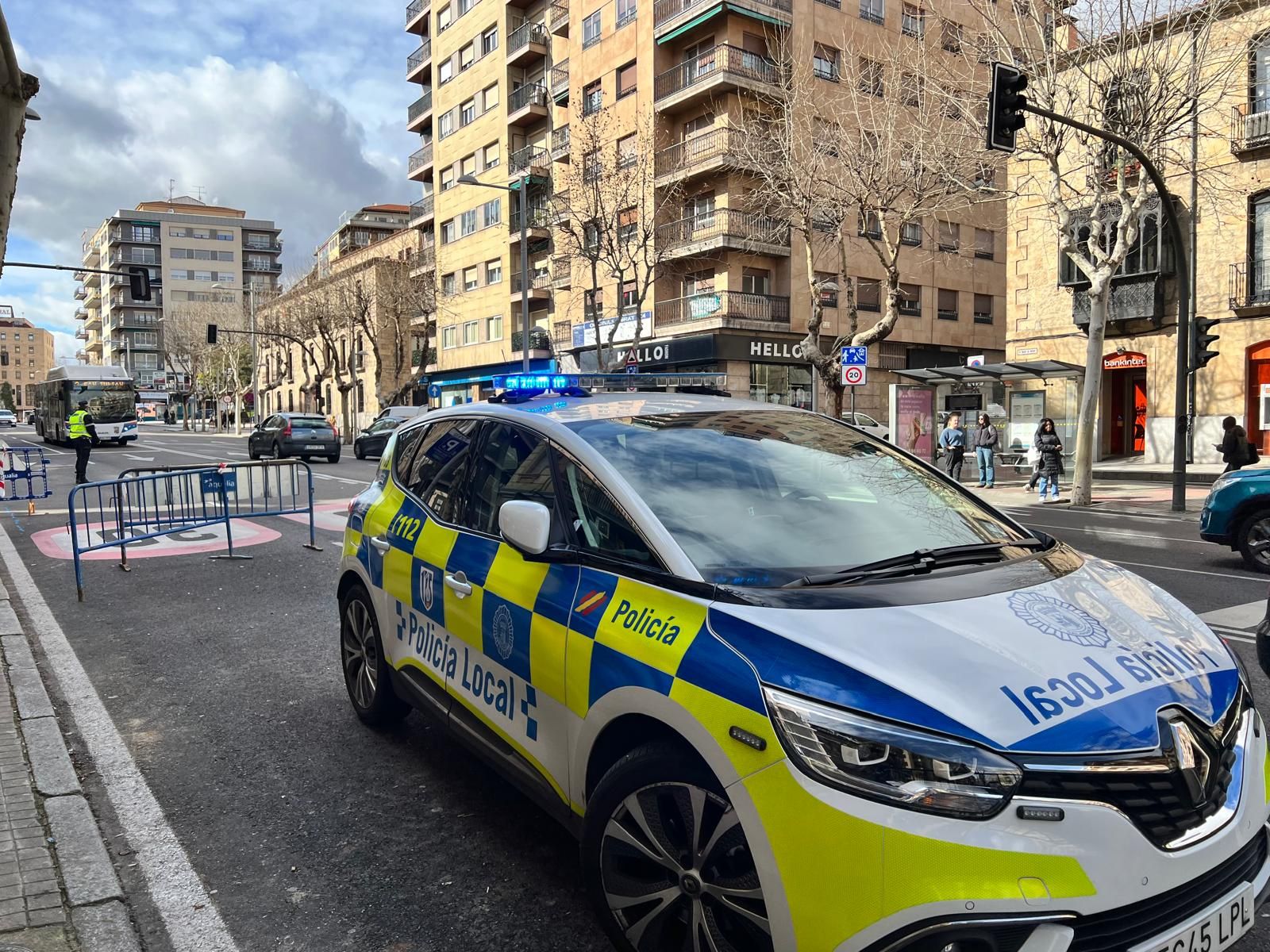 agentes-de-la-policia-local-dirigiendo-el-trafico-en-la-avenida-de-mirat-por-un-fallo-de-los-semaforos-fotos-s24h-7