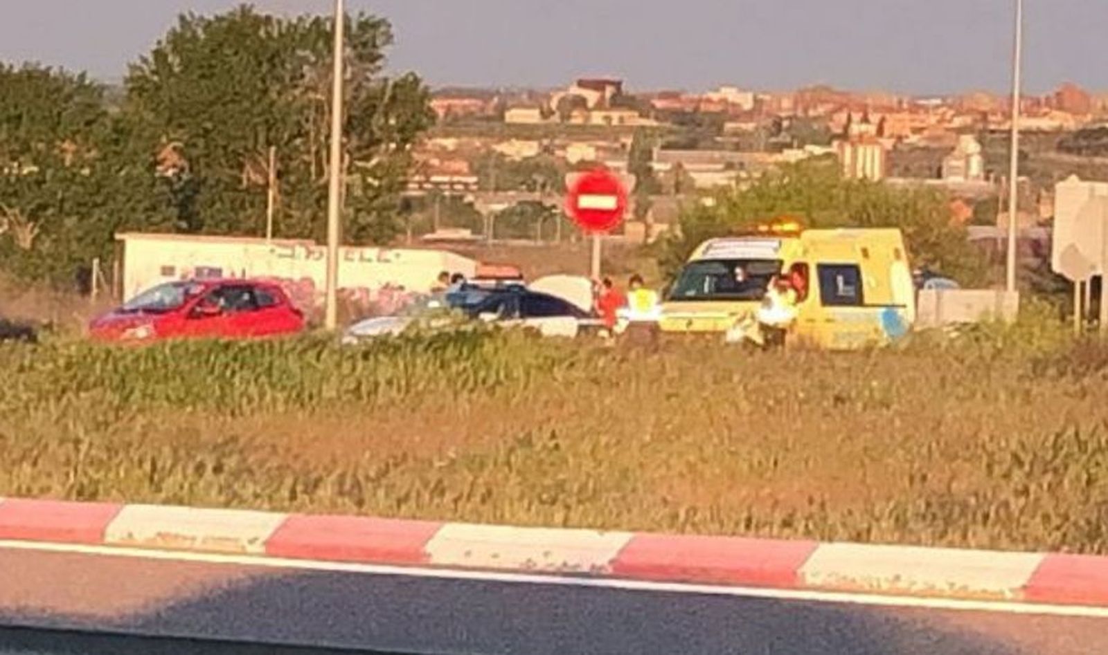 Ambulancia y Guardia Civil en un accidente en una rotonda. Archivo