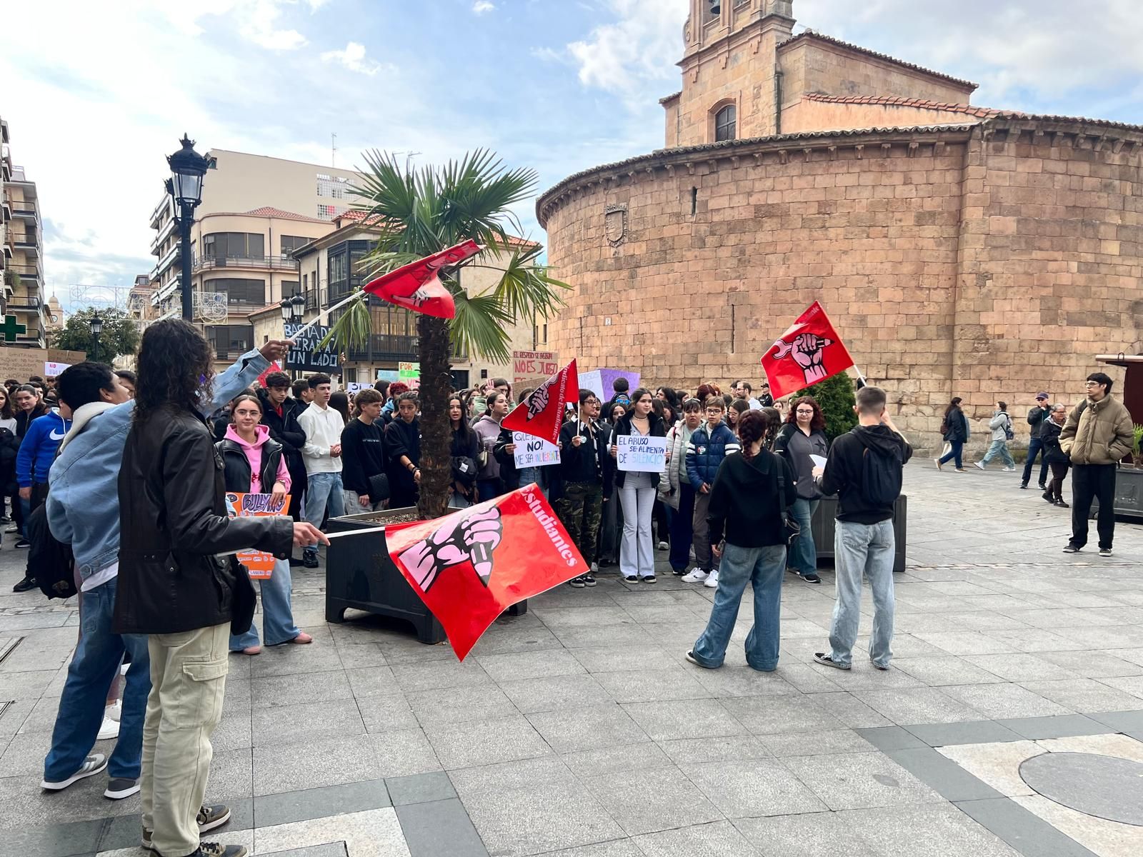El Sindicato de Estudiantes de Salamanca reune a más de cien personas para poner "freno" al acoso escolar