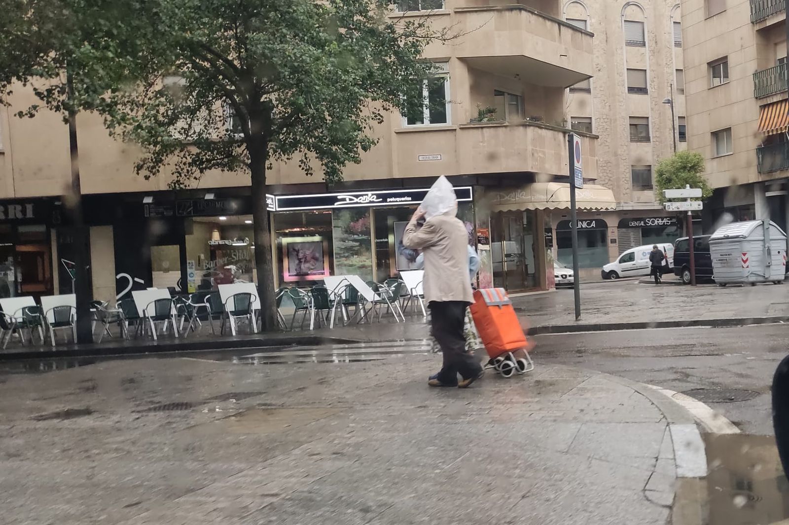 Una persona se cubre la cabeza con una bolsa en Salamanca | Foto: S24H
