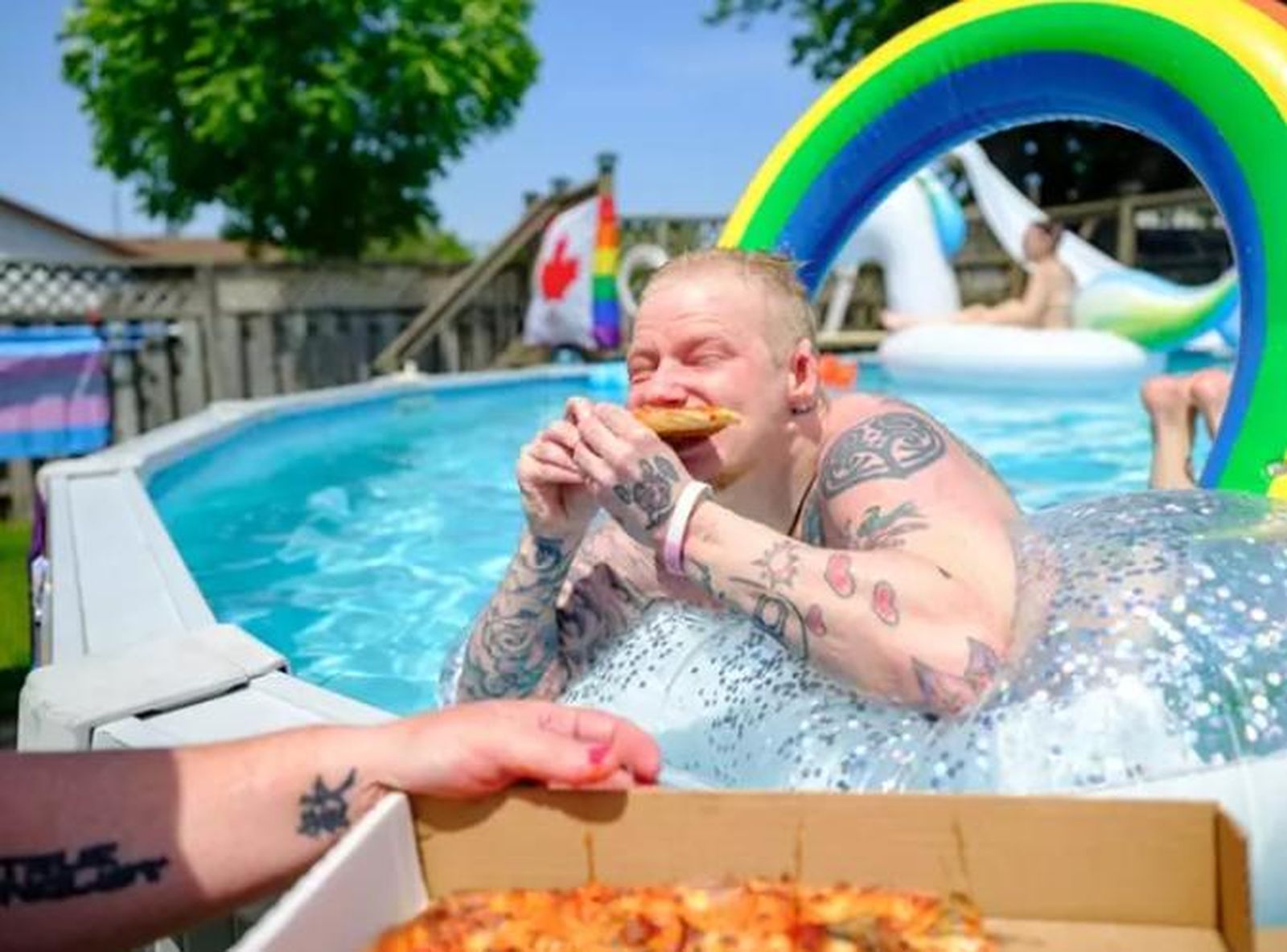 Hombre comiendo dentro de la piscina. Europa Press