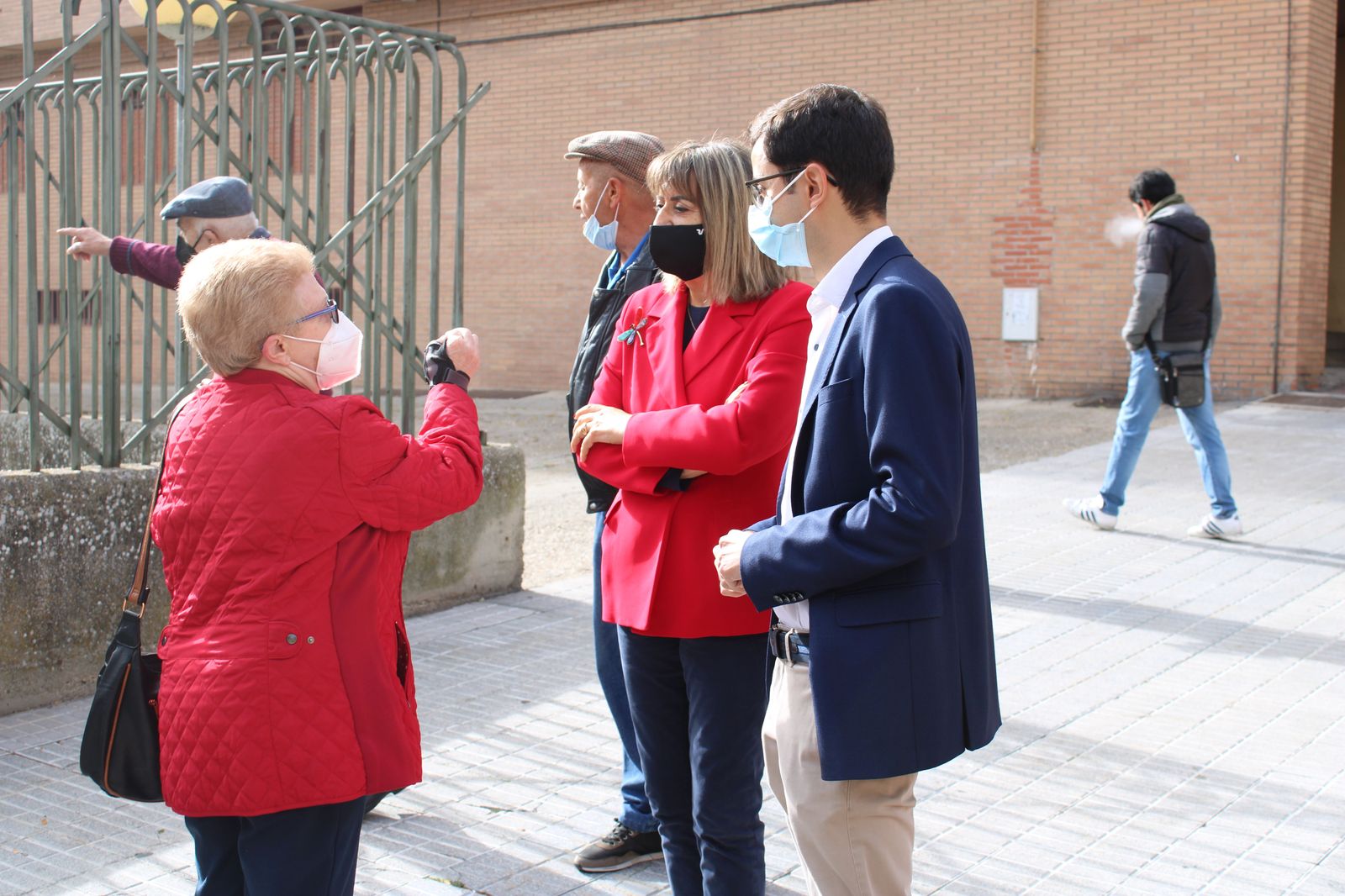 José Luis Mateos y María García, concejales del PSOE, intercambian opiniones con los vecinos de Pizarrales frente al centro de salud del barrio  (4)