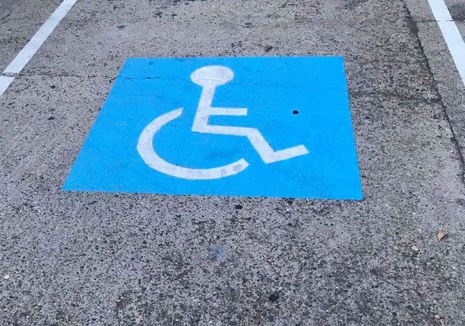 Estacionar el coche en una plaza para personas con discapacidad no supondrá la retirada de puntos del carnet de conducir