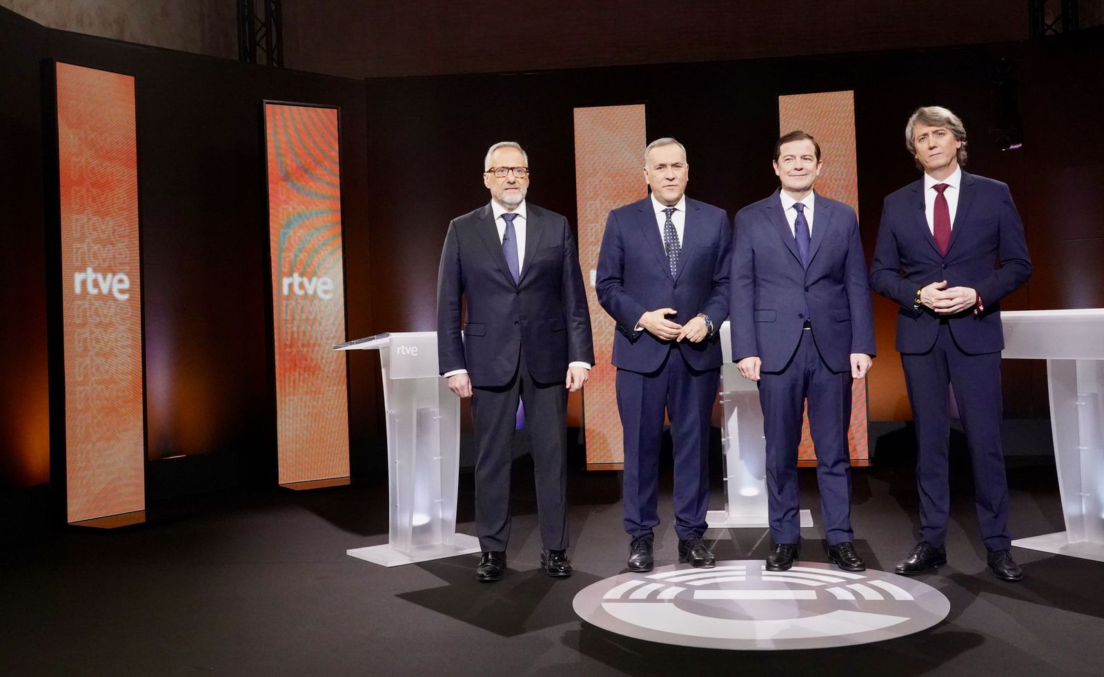 (I a D) Los candidatos a la Presidencia de la Junta Carlos Pollán (Vox); Alfonso Fernández Mañueco (PP) y Carlos Martínez (PSOE) en el primer debate de las elecciones autonnómicas junto al presentador Xabier Fortés
