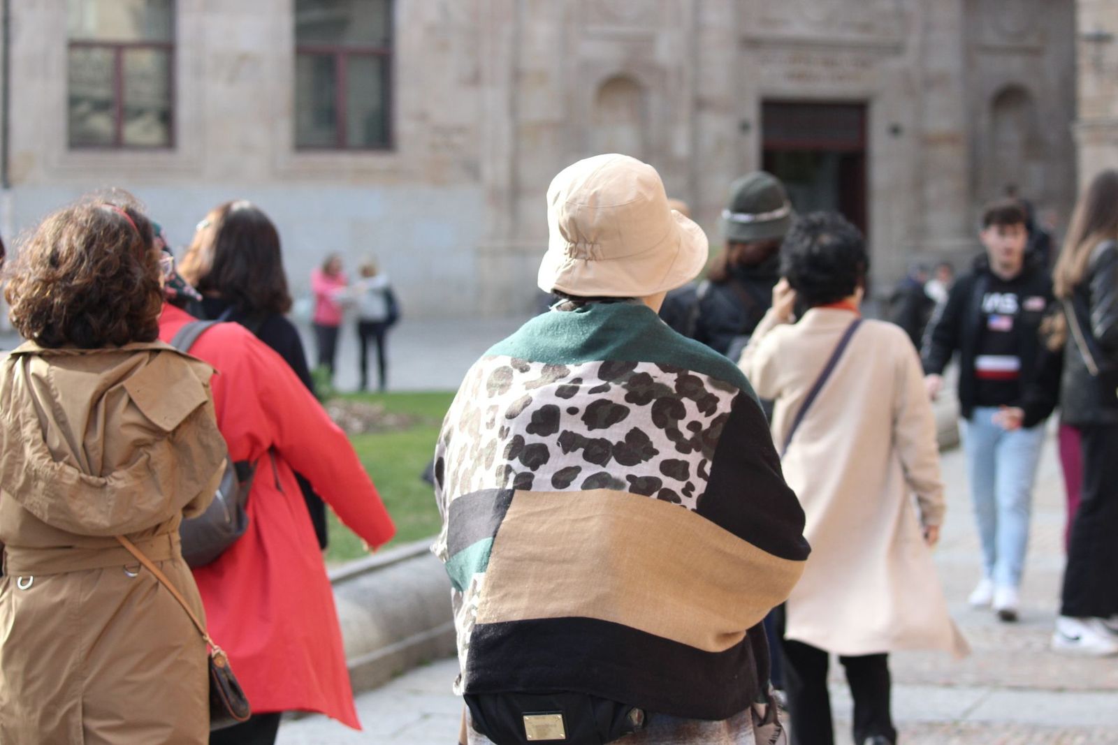 Gente paseando por las calles de Salamanca