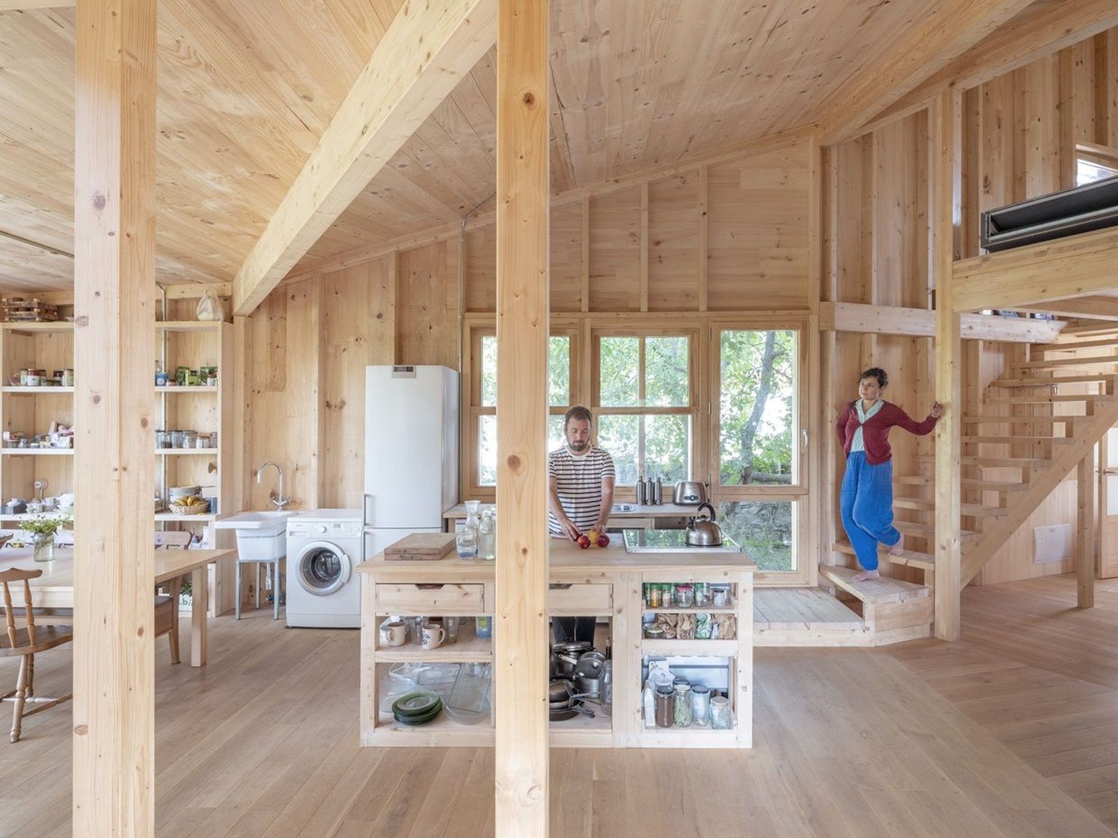 El arquitecto Jesús Ágreda en la cocina del proyecto seleccionado por CSCAE