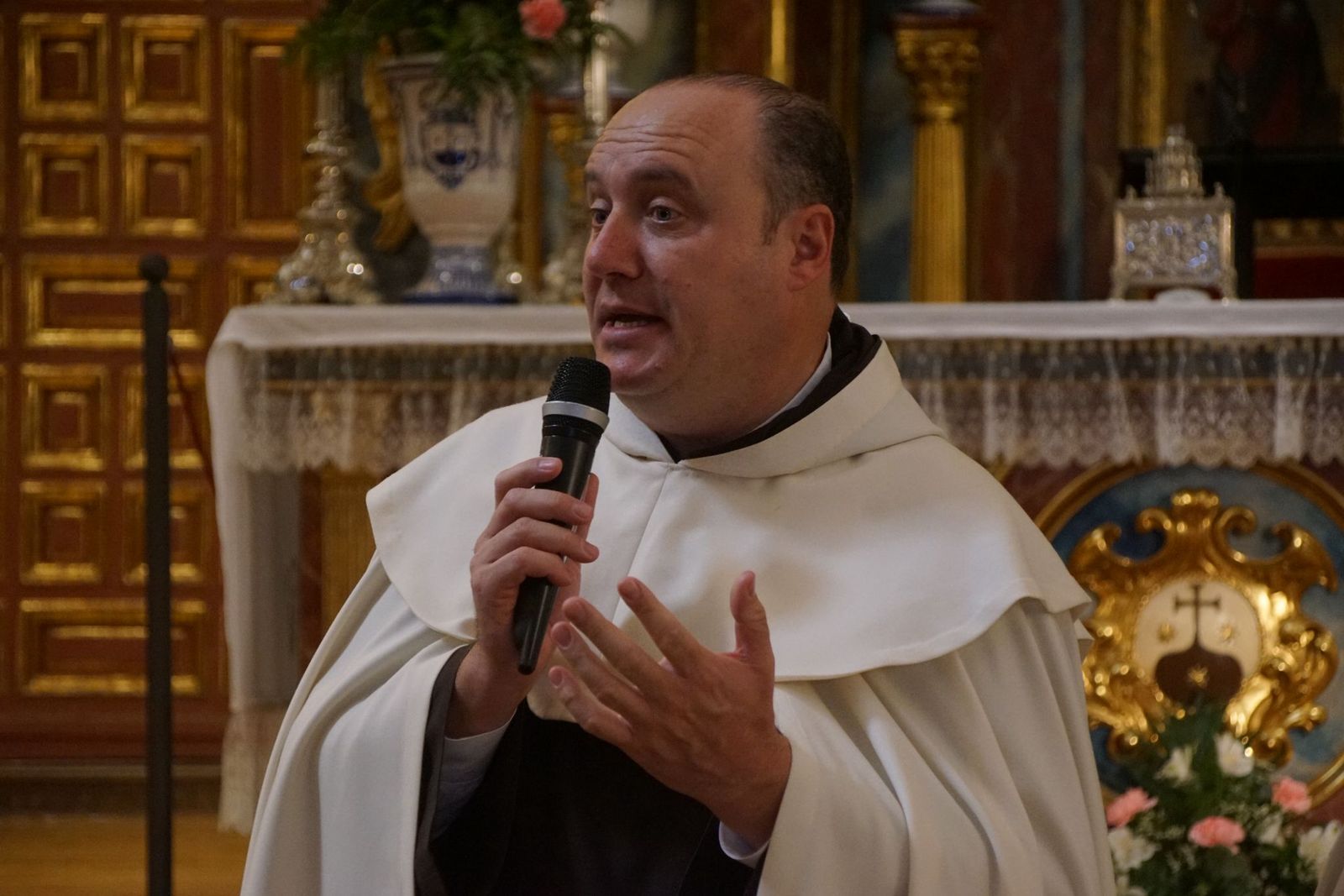 Alba nombra hijo adoptivo al prior Miguel Angel González  (21).jpeg