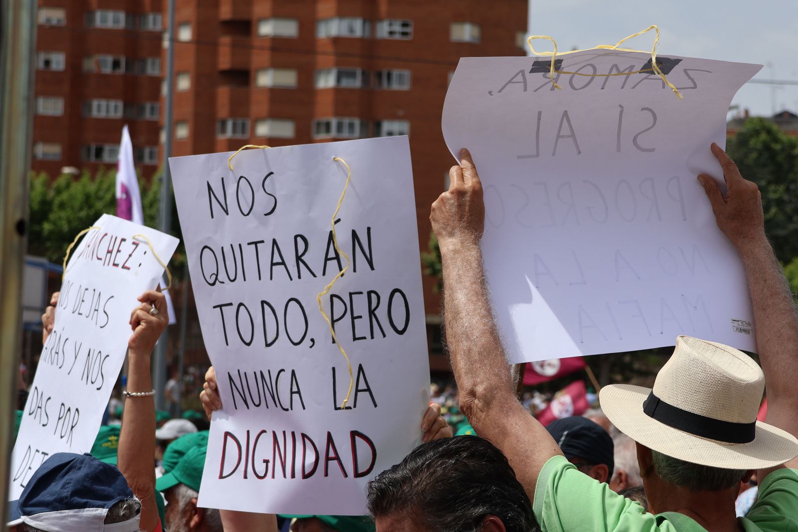 manifestacion-contra-la-perida-de-servicios-de-ave-106