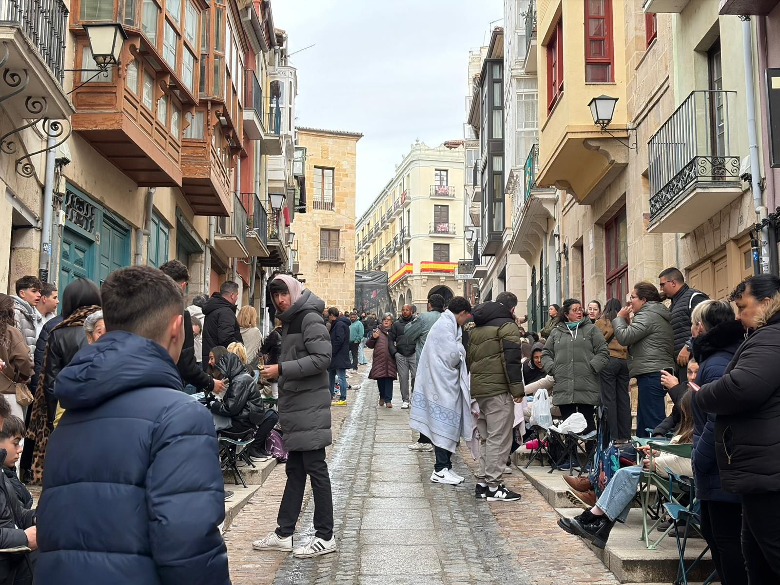 La calle de Balborraz hasta la bandera desde primera hora de la mañana de este Jueves Santo