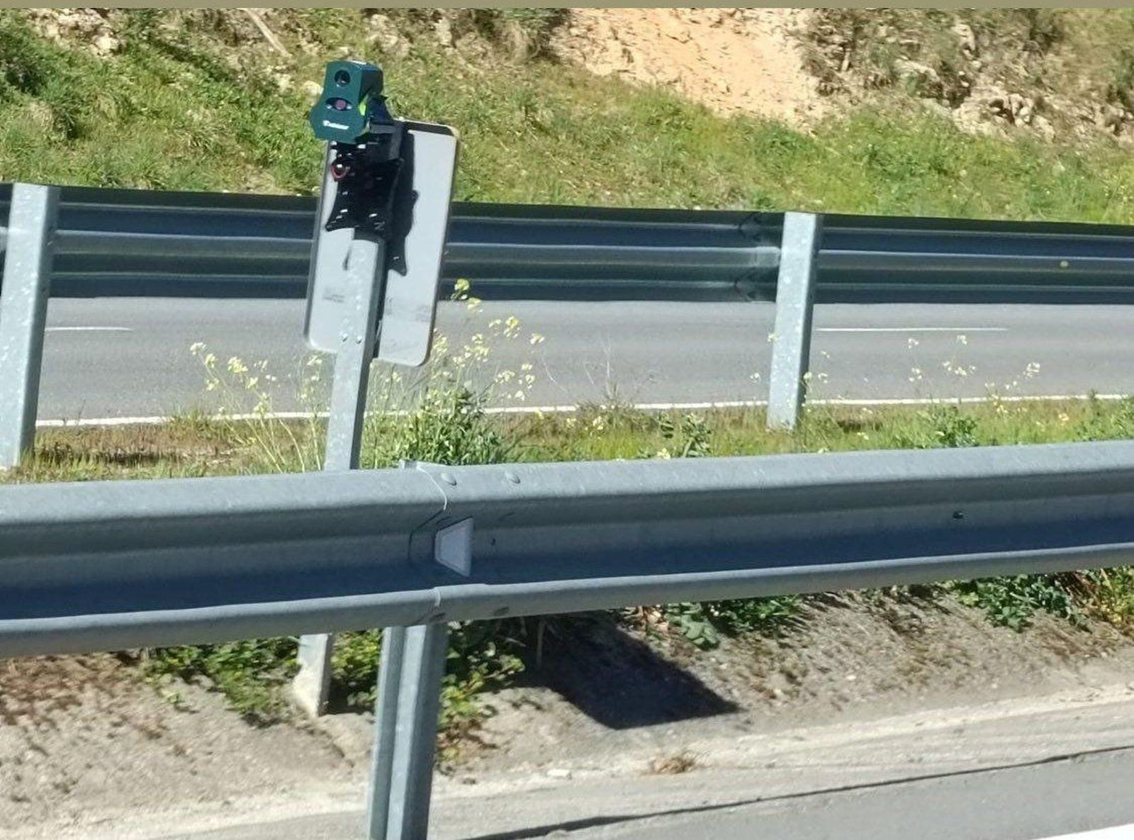 Señal de tráfico con un radar | Foto de SOCIAL DRIVE