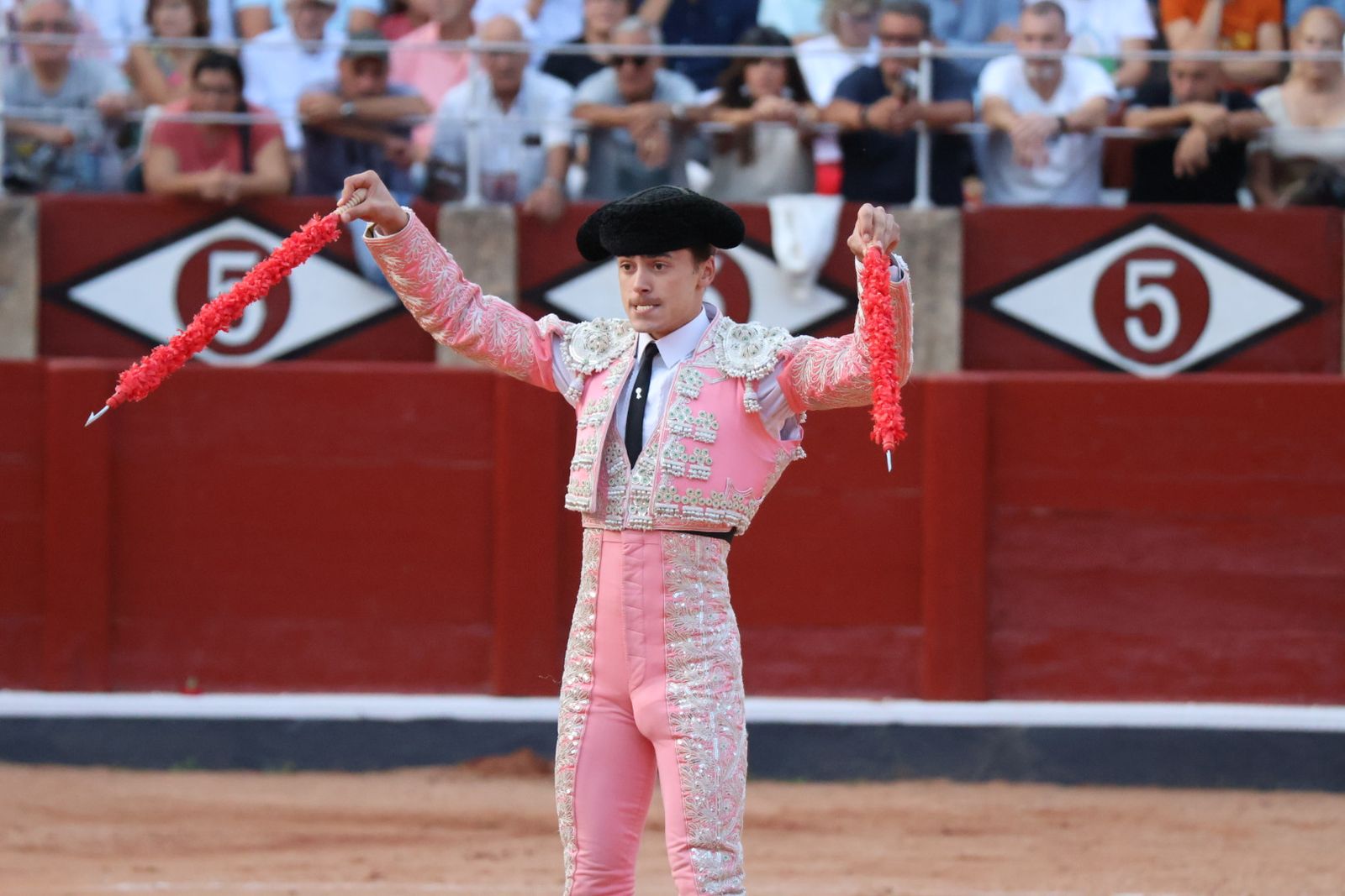 La Glorieta revive el aroma de la feria taurina con el primer festejo: Lea Vicens, Raquel Martín y Olga Casado
