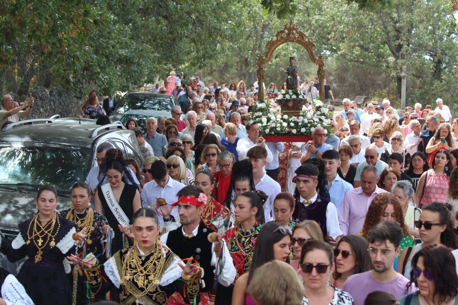 solemne-misa-en-la-iglesia-del-robledo-de-sequeros-procesion-y-ofertorio-6