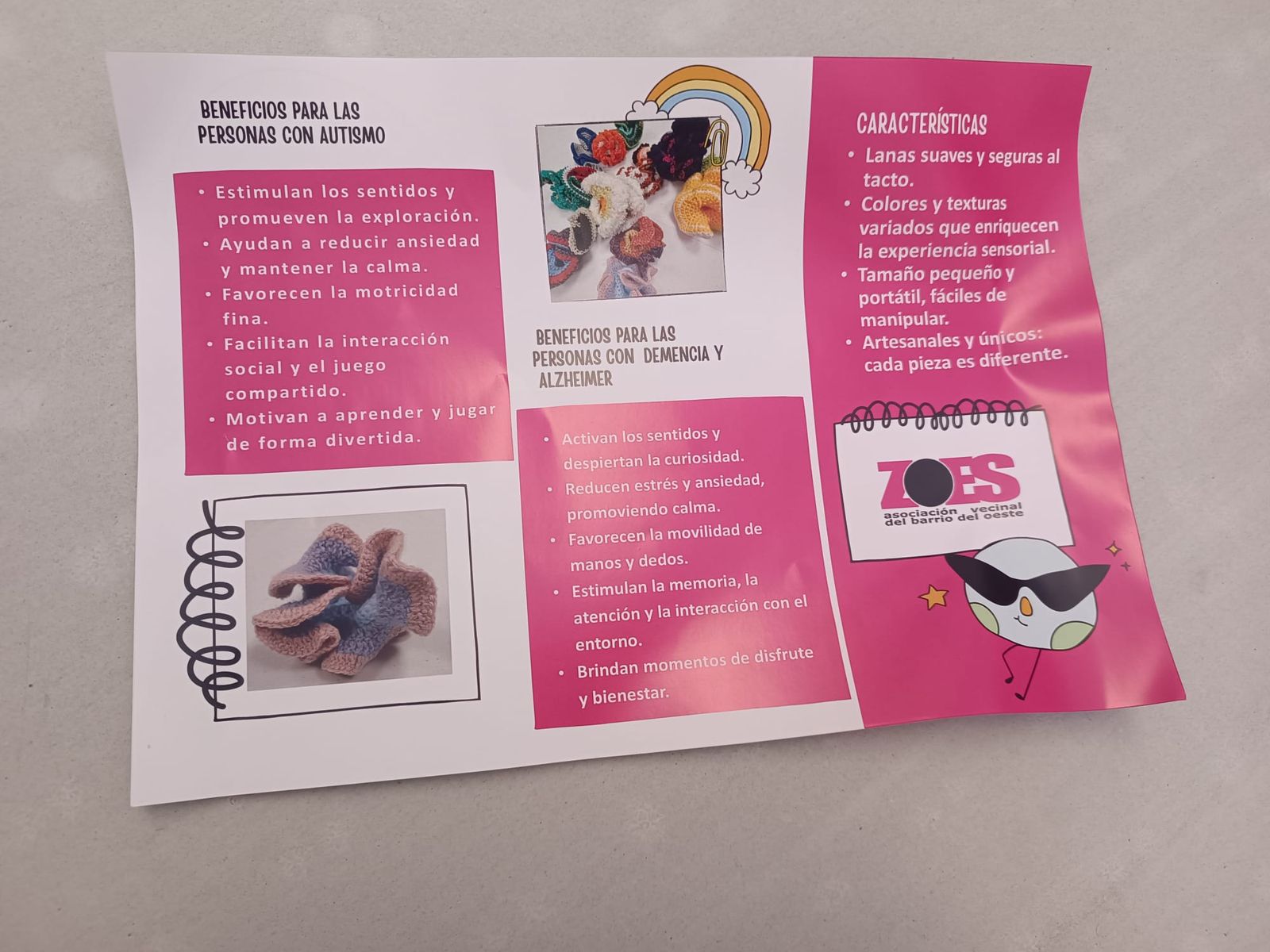 La Asociación ZOES entrega juegos hiperbólicos y manguitos tejidos a ganchillo con lana a entidades sociales de Salamanca