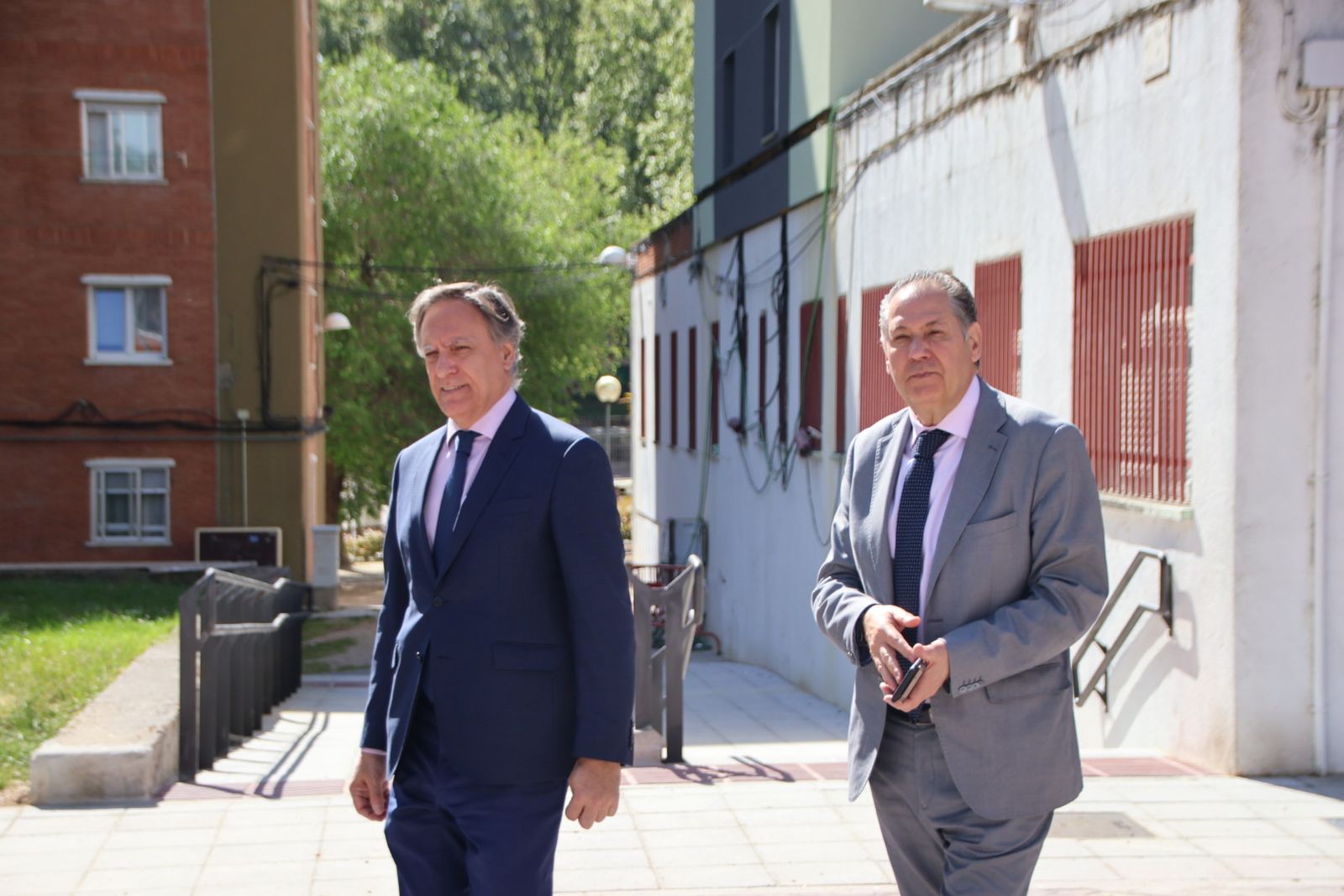El alcalde de Salamanca, Carlos García Carbayo, visita las obras de urbanización de la plaza de Santa Cecilia del barrio de San José