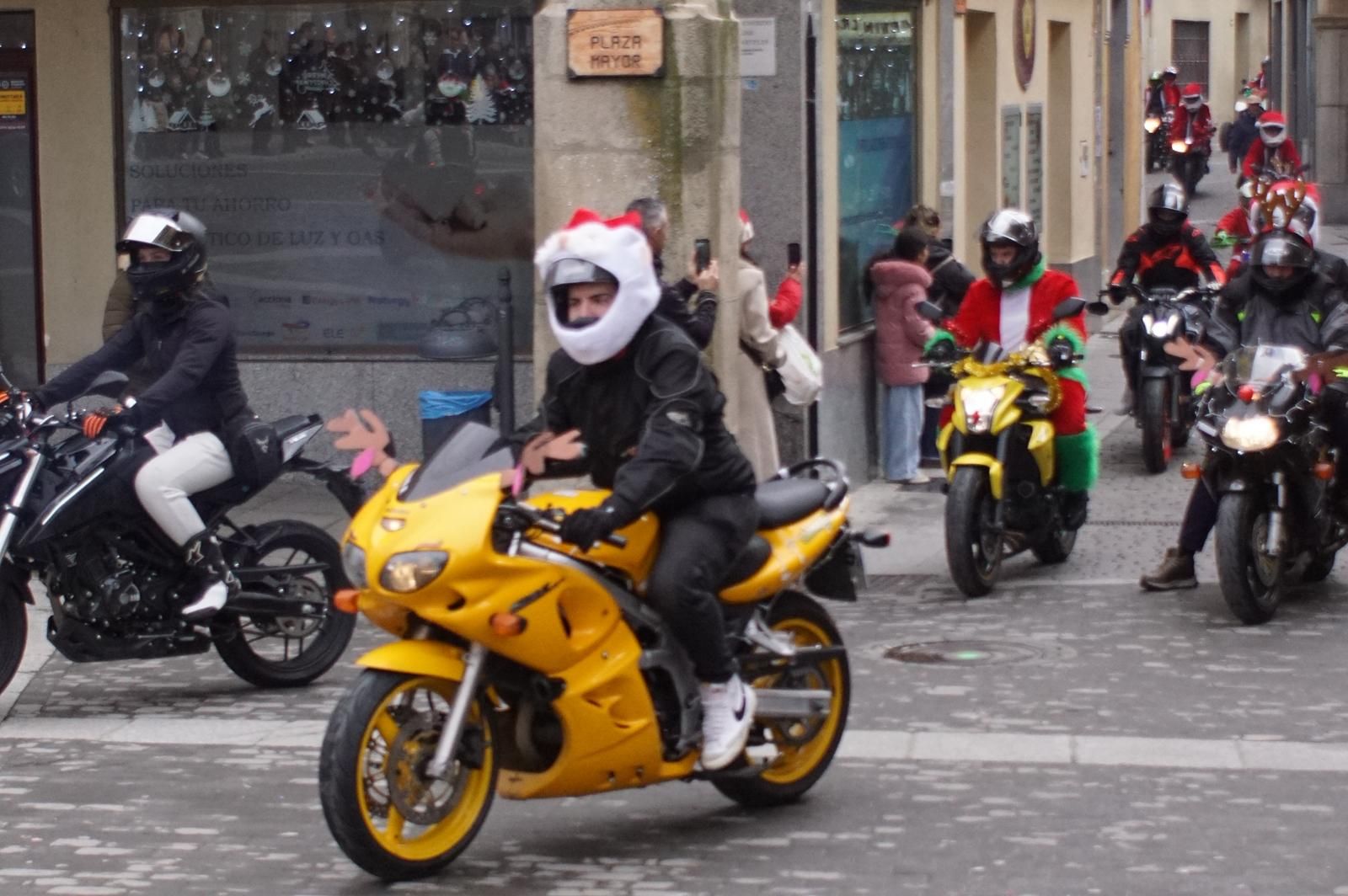 Alba de Tormes se despierta con el ruido de la 'Papanoelada motera' presidida por Papá Noel