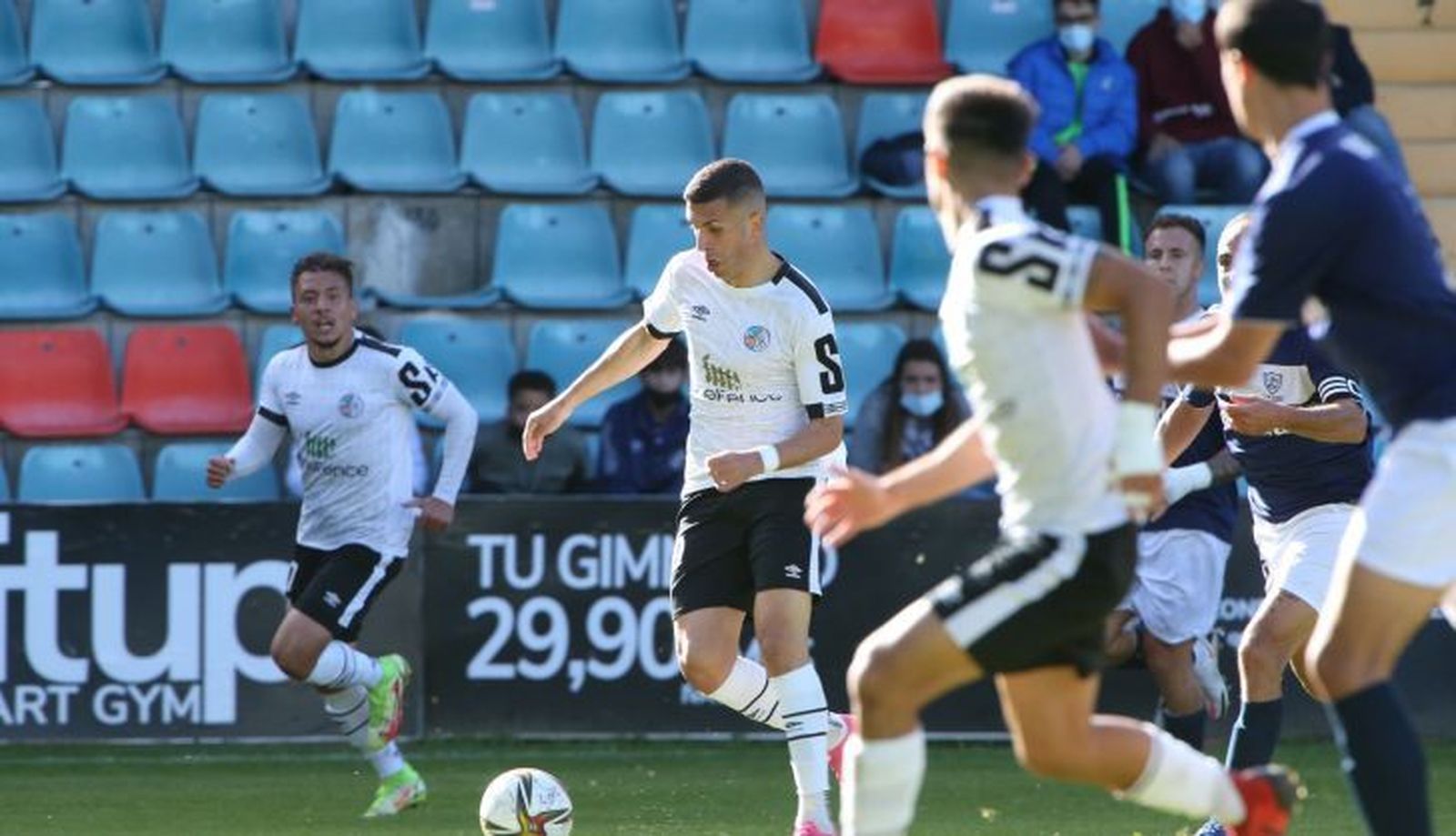 Carrasco, en una acción ante el Marino de Luanco / FOTO SALAMANCA24HORAS.COM