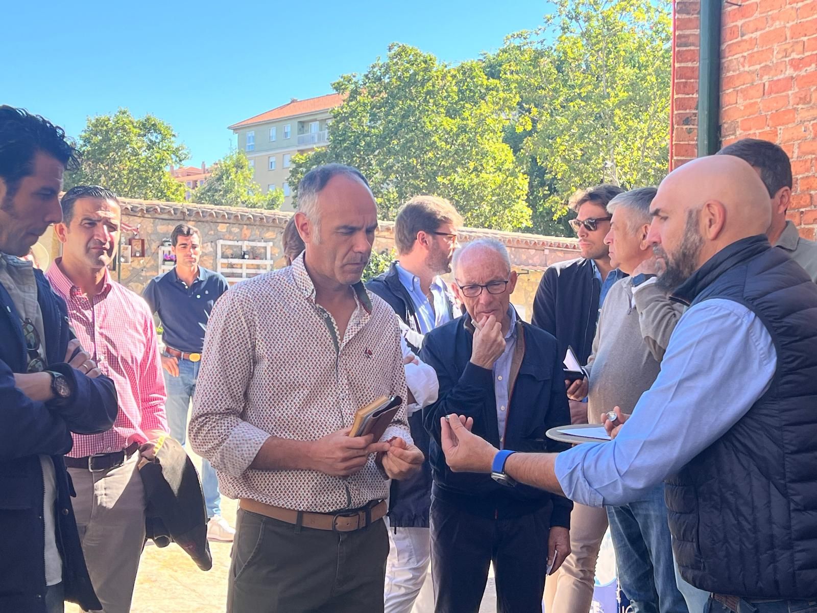 ambiente-durante-el-sorteo-de-los-toros-del-vellosino-en-la-glorieta-domingo-15-de-septiembre-de-2024-fotos-s24h-36