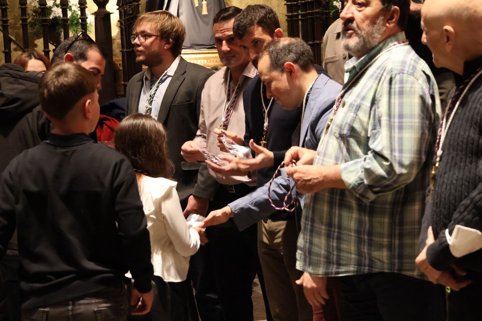 GALERÍA | Entrada de nuevos hermanos a la Cofradía de la Vera Cruz