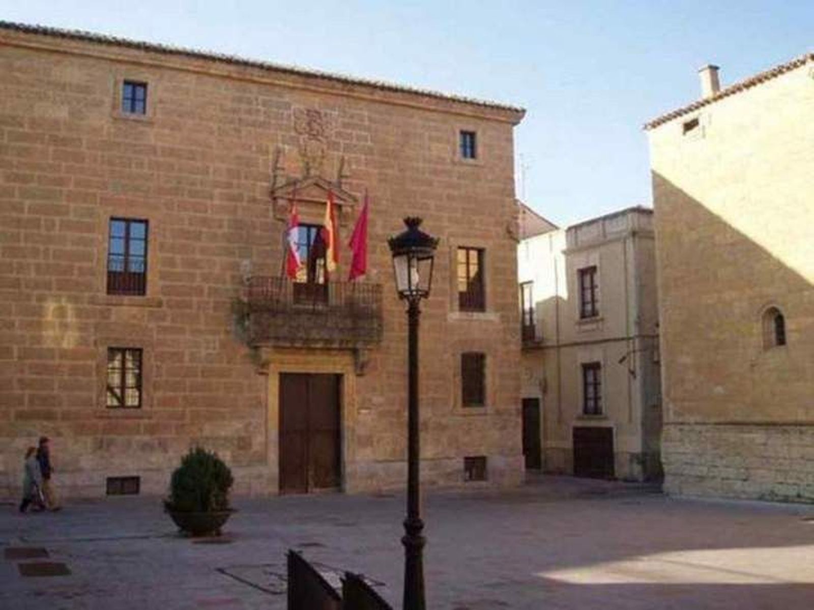 El Ayuntamiento se pone el servicio del octavo centenario de la Universidad