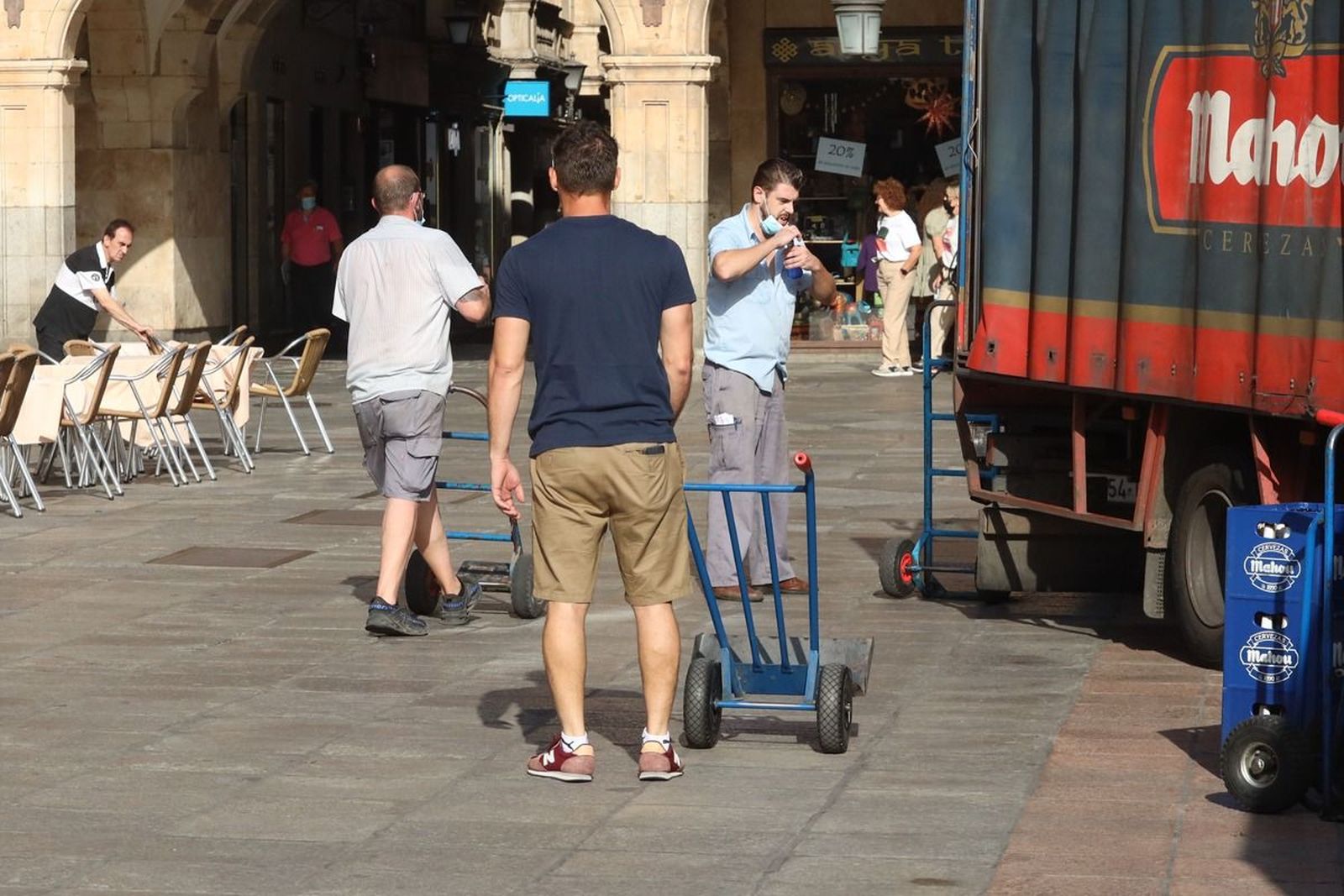 Carga y descarga, operario, trabajador, paro en la Plaza Mayor de Salamanca. Foto de archivo