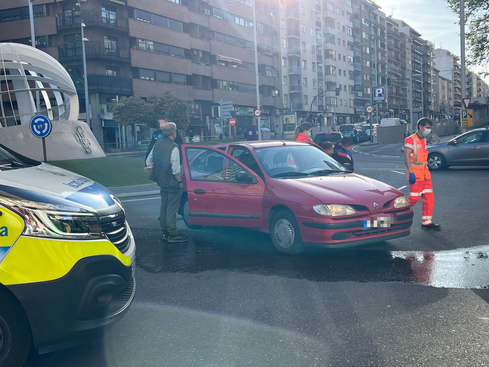 GALERÍA | Una niña de seis años resulta herida tras una colisión en la rotonda de la Unión Deportiva Salamanca
