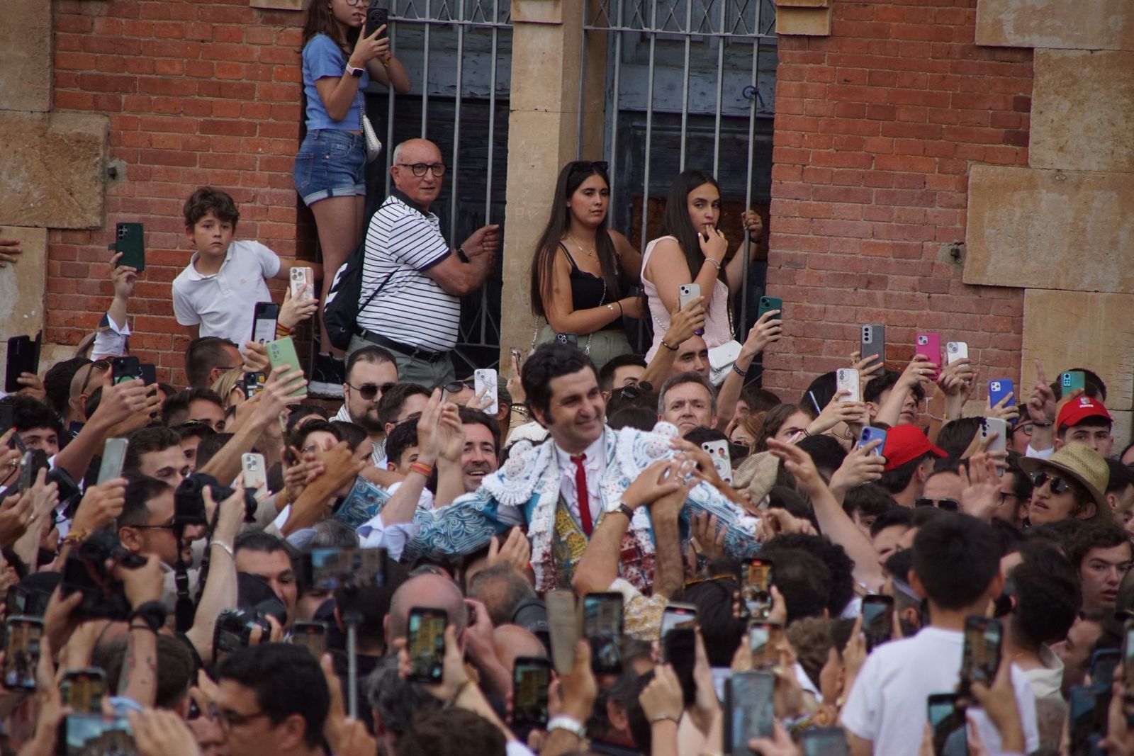 ambiente-en-los-tendidos-para-ver-el-mano-a-mano-de-morante-y-marco-perez-en-la-glorieta-por-san-juan-de-sahagun-9