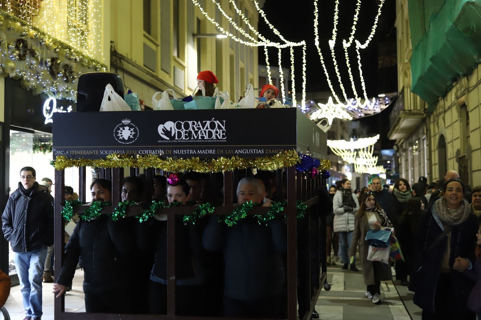GALERÍA | La Cofradía de Nuestra Madre saca a las calles la Navidad más semanasantera y solidaria