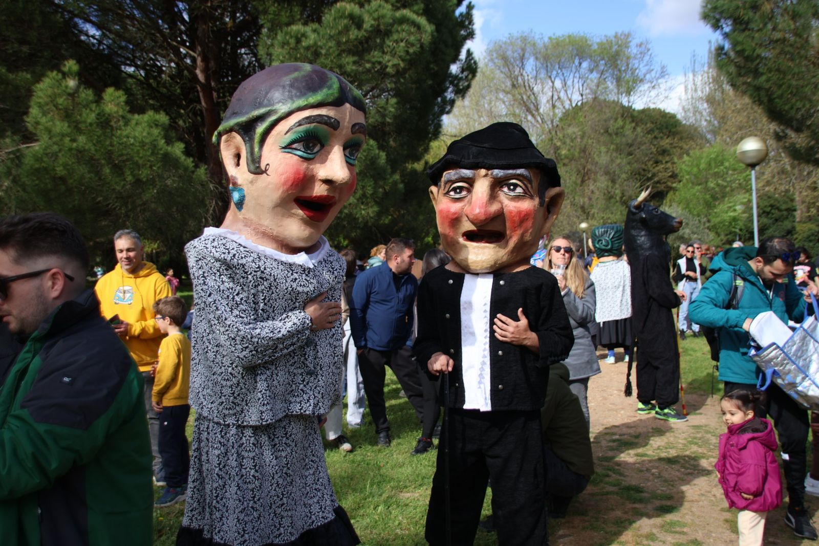 Los gigantes y cabezudos acompañados por la charanga ‘Queloque’s anima el parque de La Aldehuel