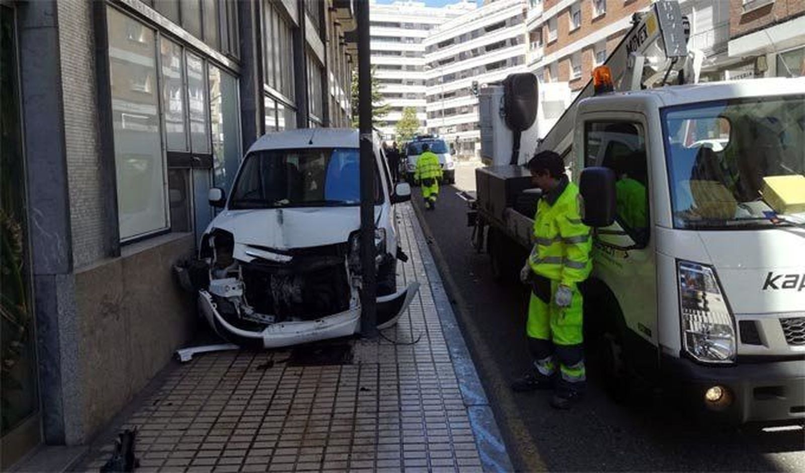 El conductor de una furgoneta derriba una farola y se empotra contra otra en plena Avenida Portugal