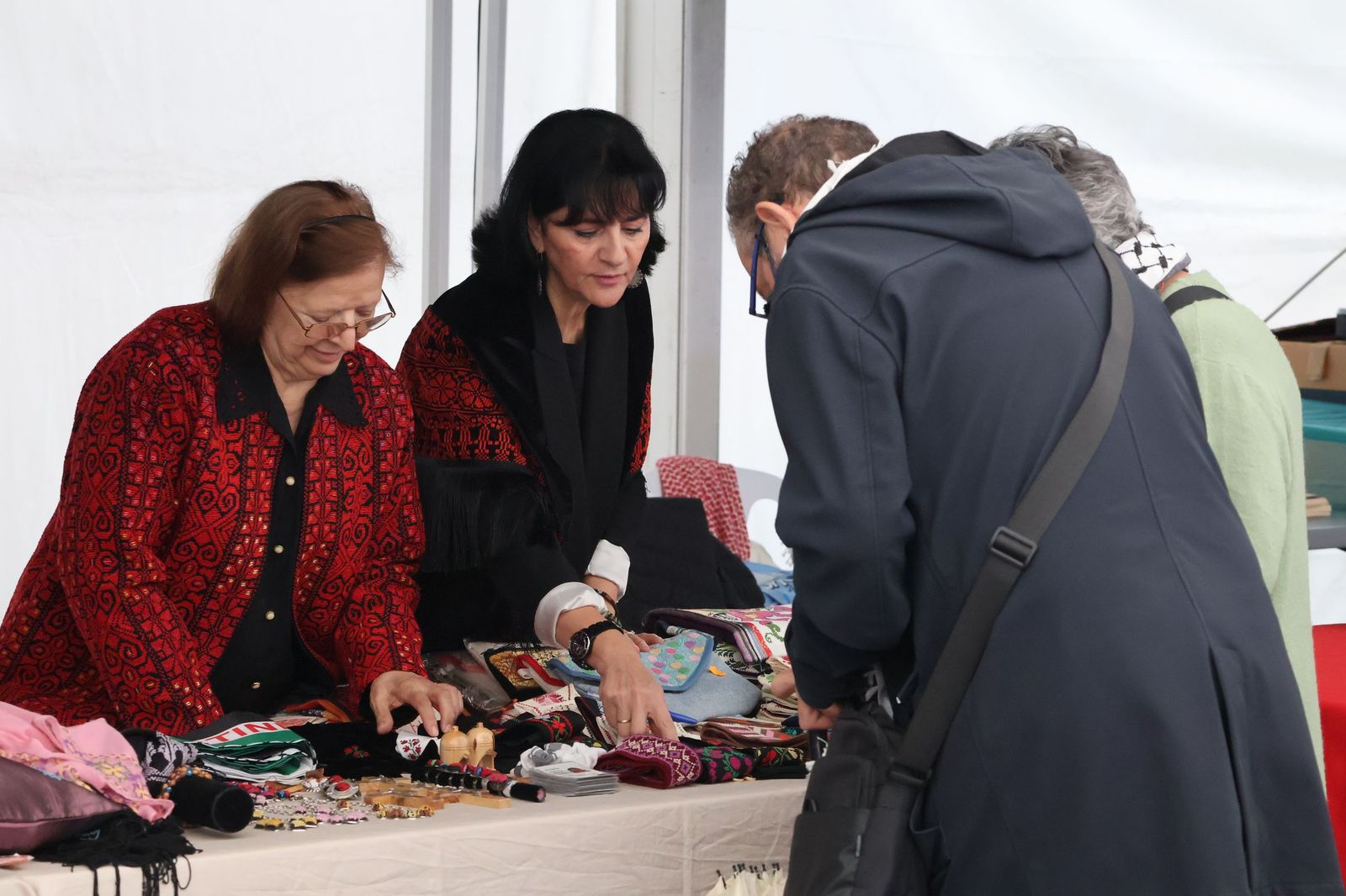GALERÍA | Inauguración del mercadillo solidario en la Plaza Mayor de Zamora en apoyo al pueblo palestino