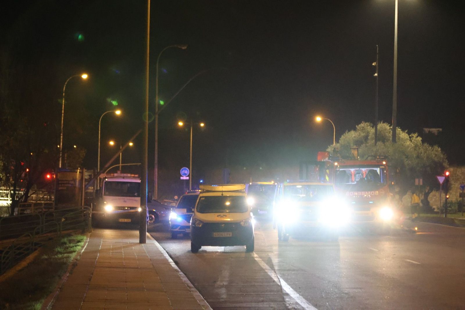 Un coche se empotra contra una farola tras perder el control en la Vía Helmántica