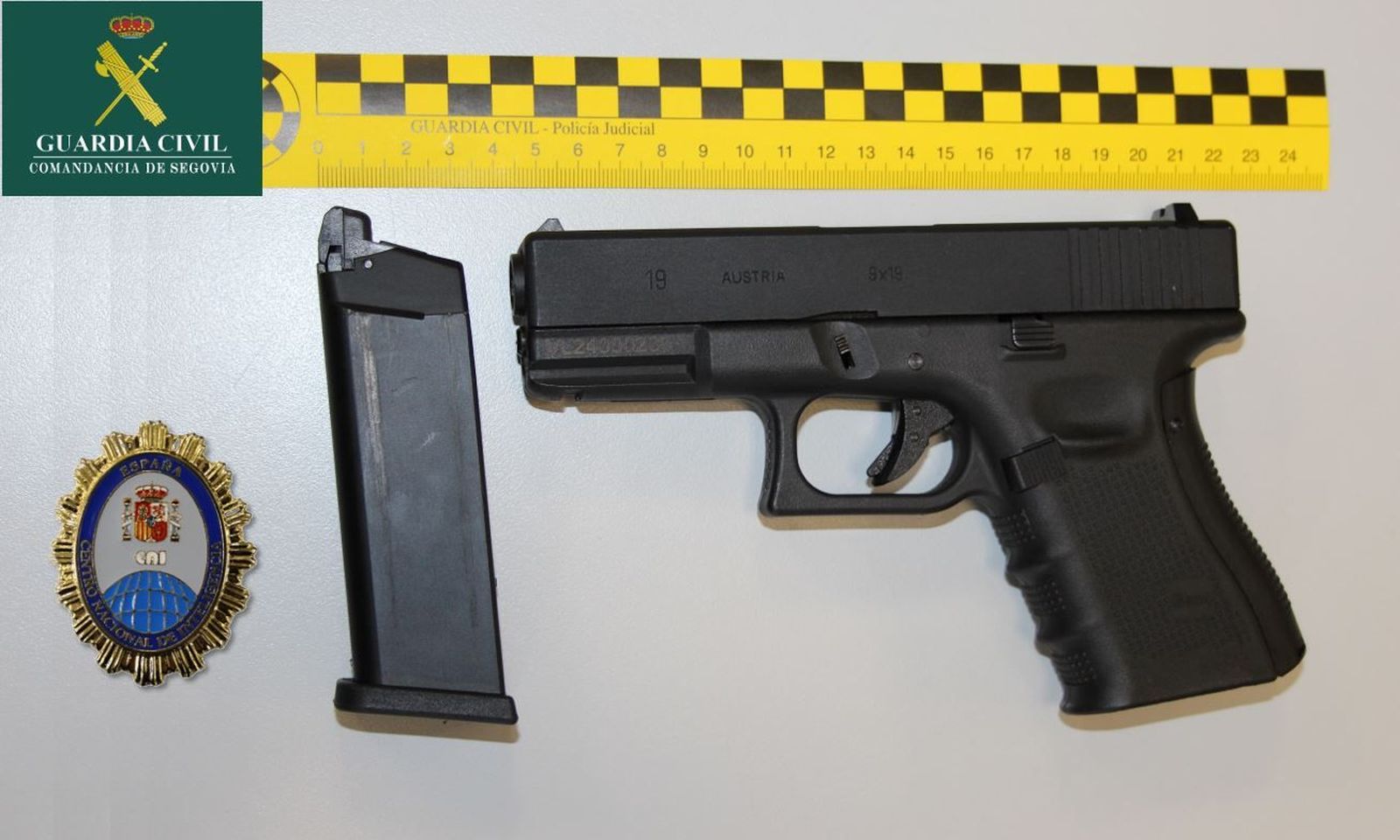 Fotografía del arma intervenida por Guardia Civil | Foto: Guardia Civil de Segovia y la placa del CNI