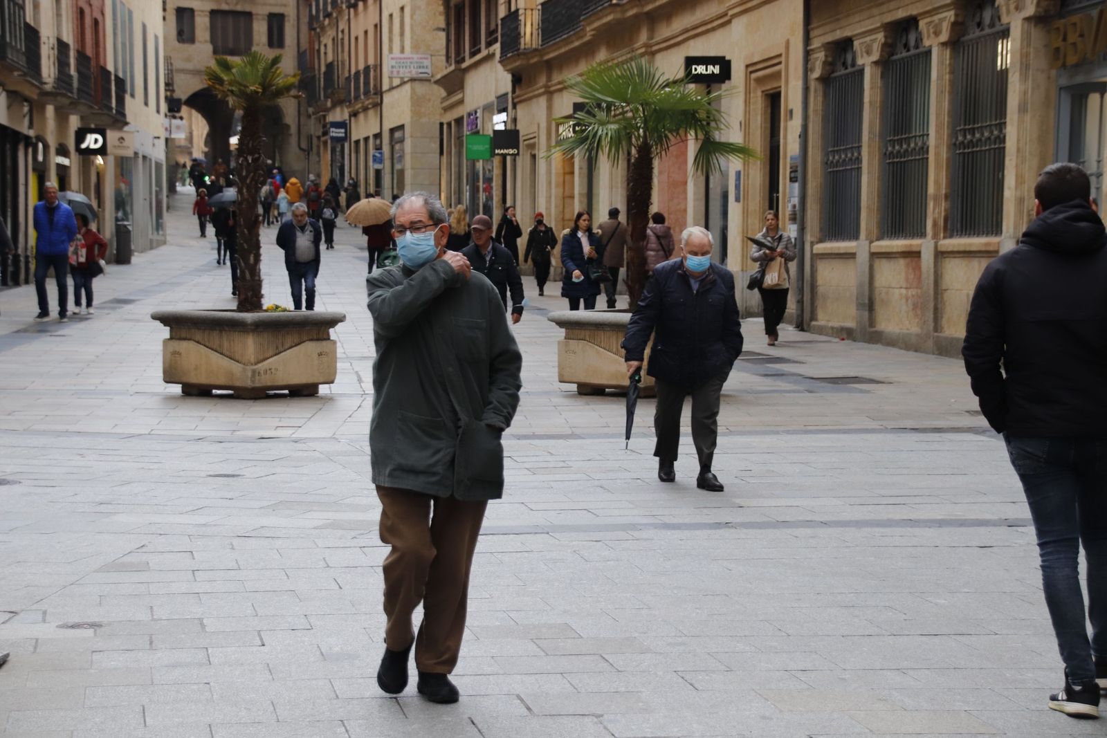 Gente paseando por las calles de Salamanca