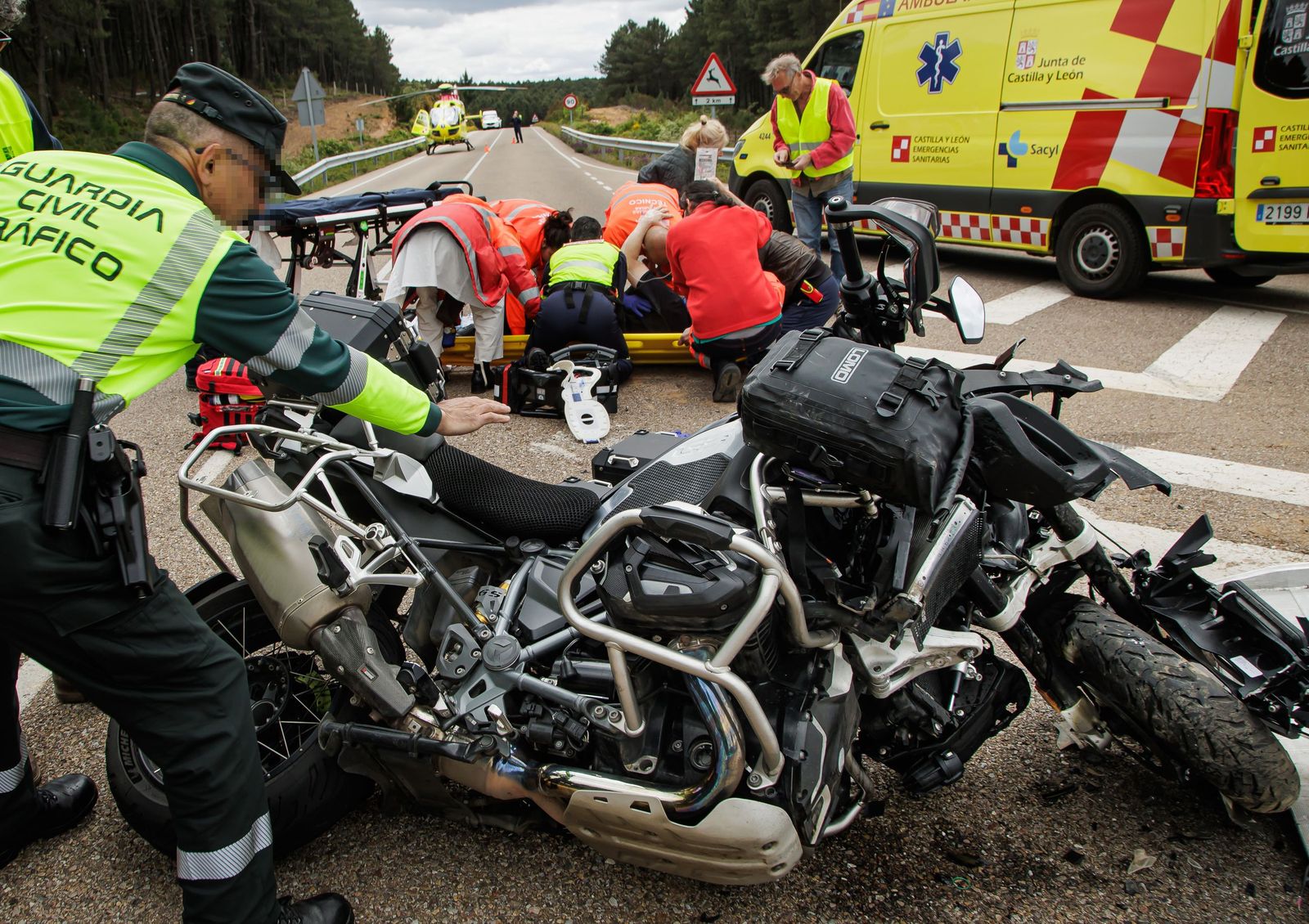 Un herido grave en una colisión entre una moto y un turismo en el pk 43 de la CL-526, en El Payo Vicente  ICAL (2).jpg
