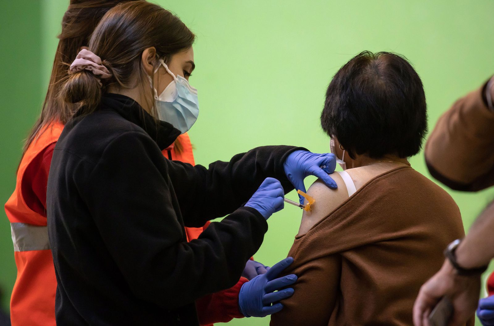 Una persona recibe la tercera dosis de la vacuna contra el COVID-19