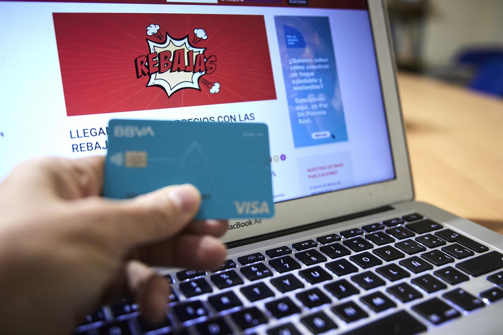 Archivo - Una persona compra con su tarjeta de crédito durante la semana en que han dado comienzo las Rebajas Online, a 4 de enero de 2022, en Madrid, (España) - Jesús Hellín - Europa Press - Archivo