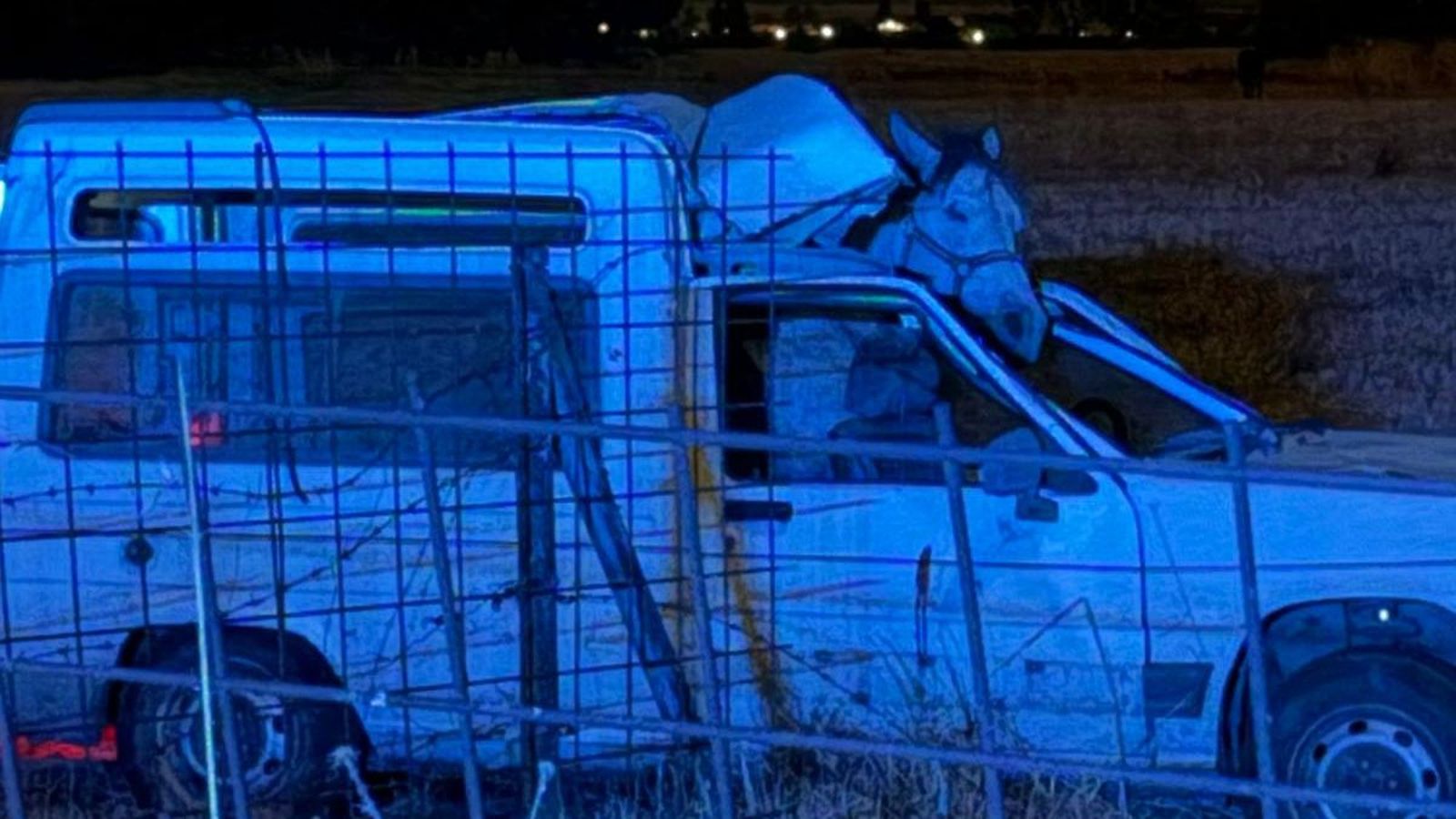 Furgnoneta accidentada en La Fuente de San Esteban