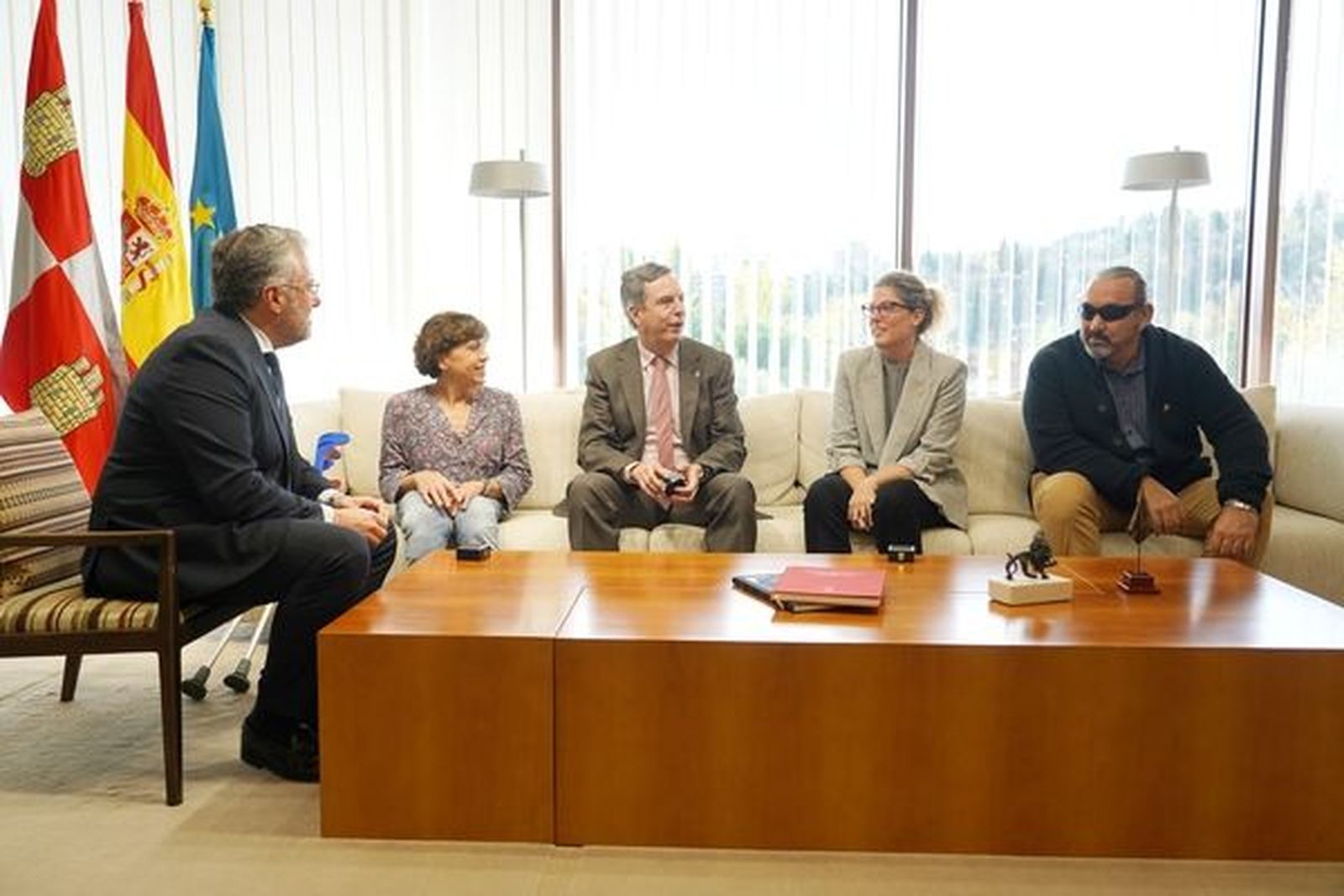 El presidente de las Cortes de Castilla y León, Carlos Pollán recibe a Laura López, María Teresa Herreras, Alfonso Fidalgo y Enrique Sánchez-Guijo para hacerles entrega de la insignia conmemorativa con motivo de la Medalla de Oro. Foto Miriam Chacón | ICAL