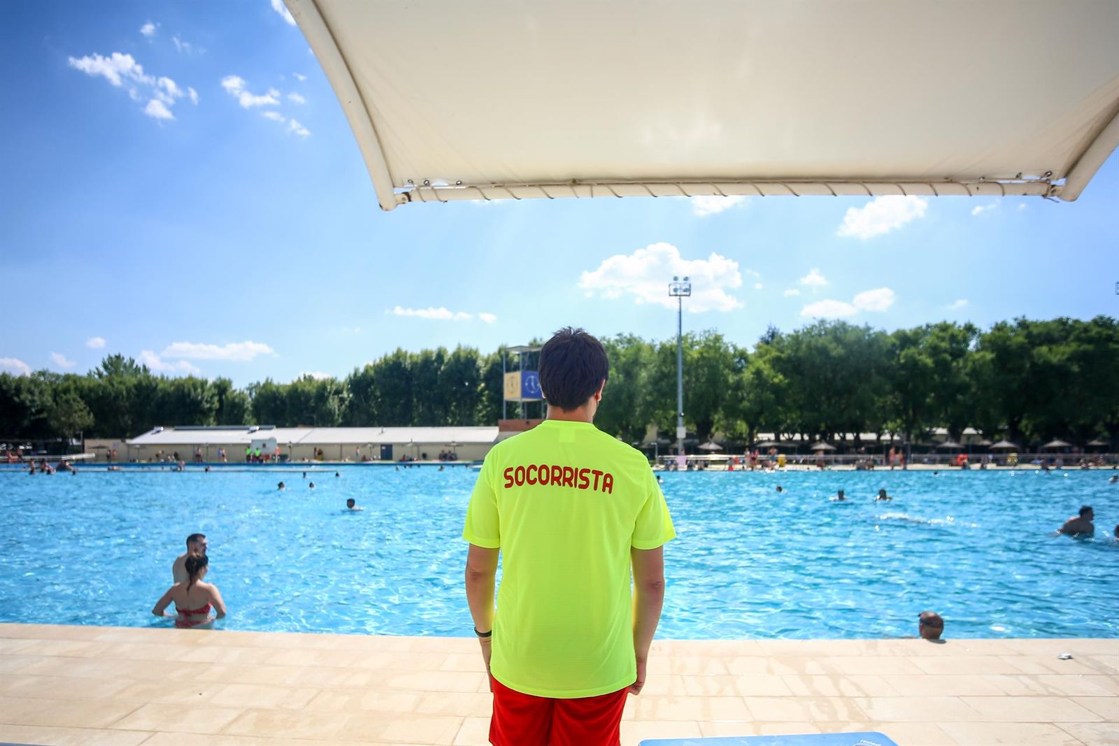 Socorrista vigilando una piscina. EP Socorrista vigilando una piscina. EP